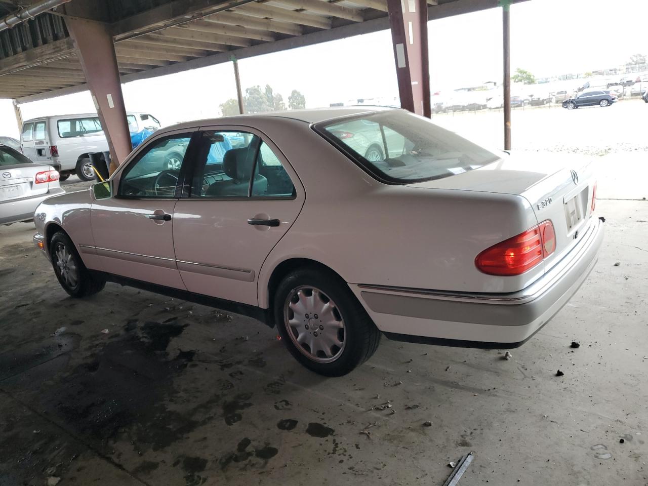 1997 Mercedes-benz E 320 White vin: WDBJF55F0VA401089