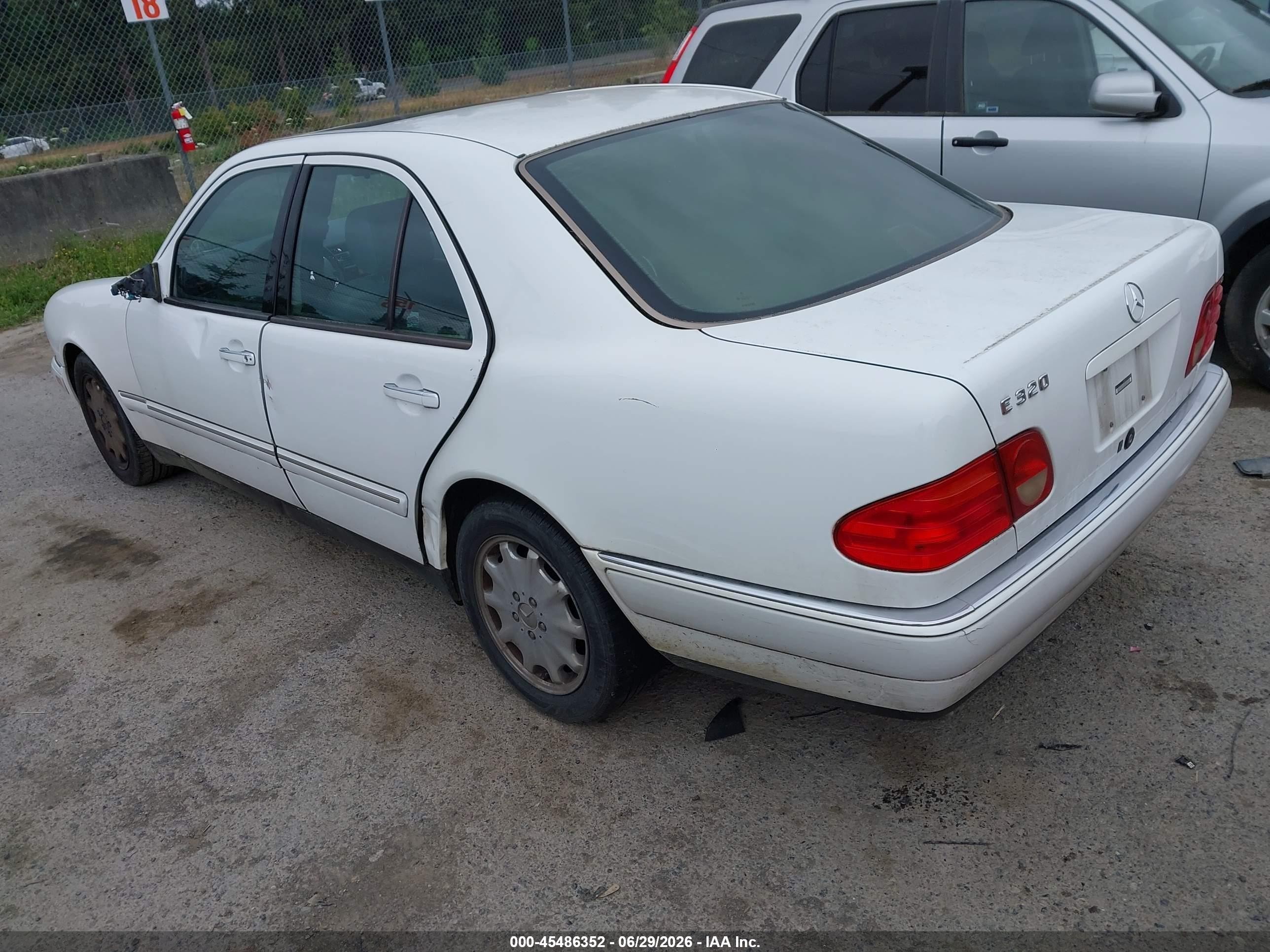 1997 Mercedes-benz E 320   White vin: WDBJF55F0VJ032220