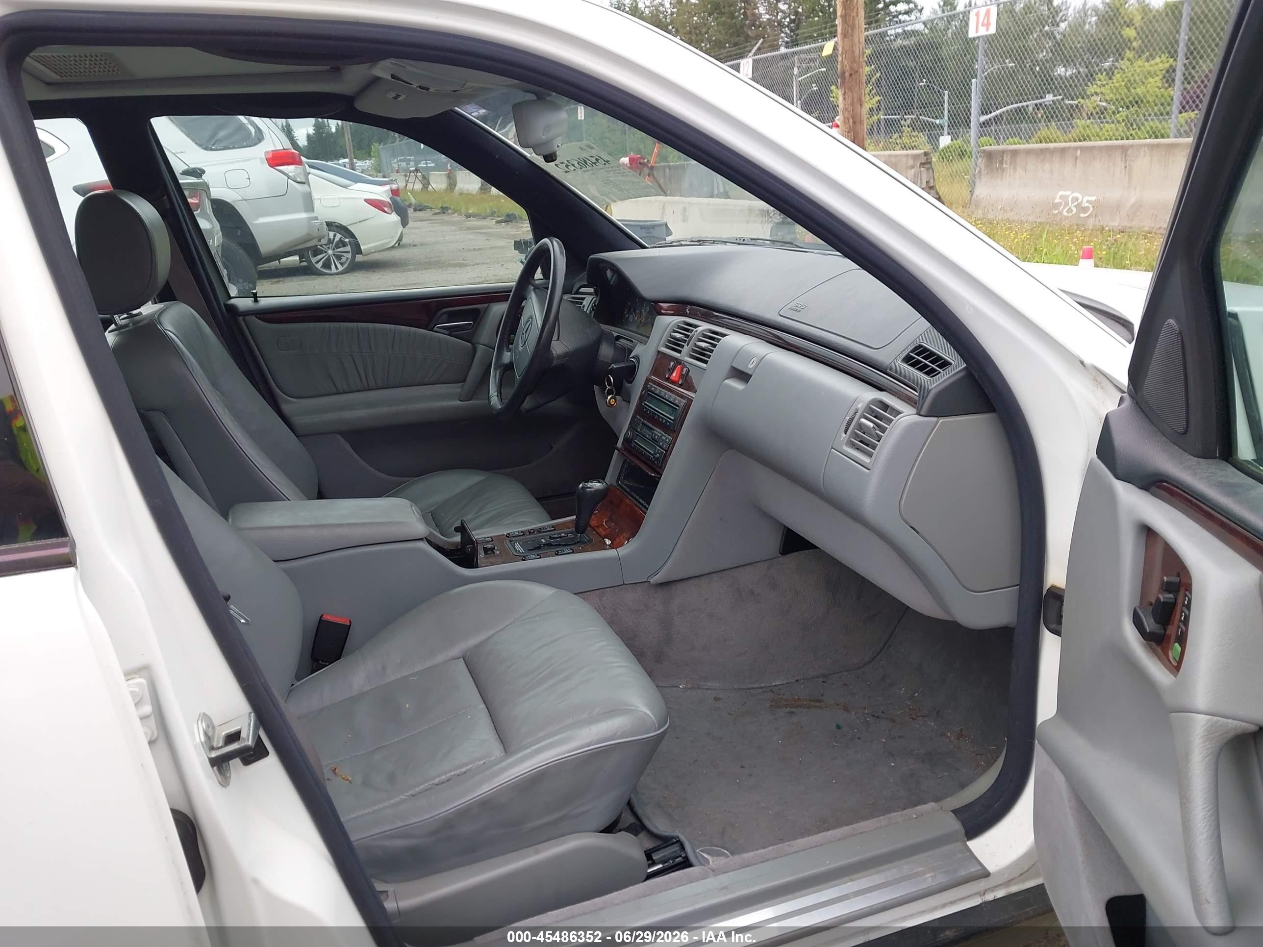 1997 Mercedes-benz E 320   White vin: WDBJF55F0VJ032220
