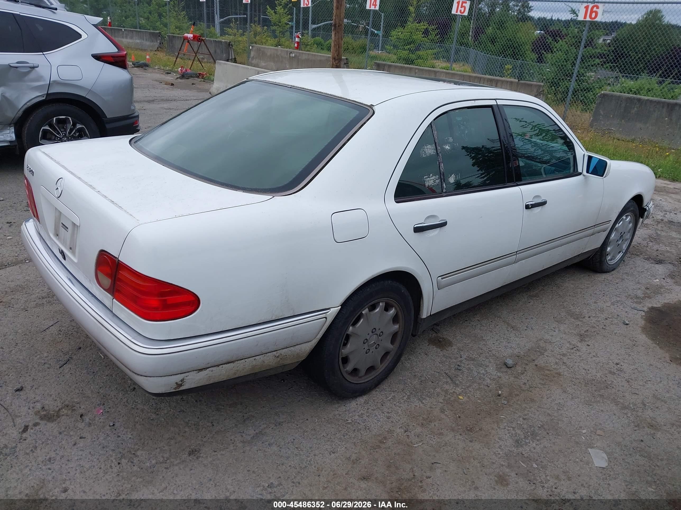 1997 Mercedes-benz E 320   White vin: WDBJF55F0VJ032220