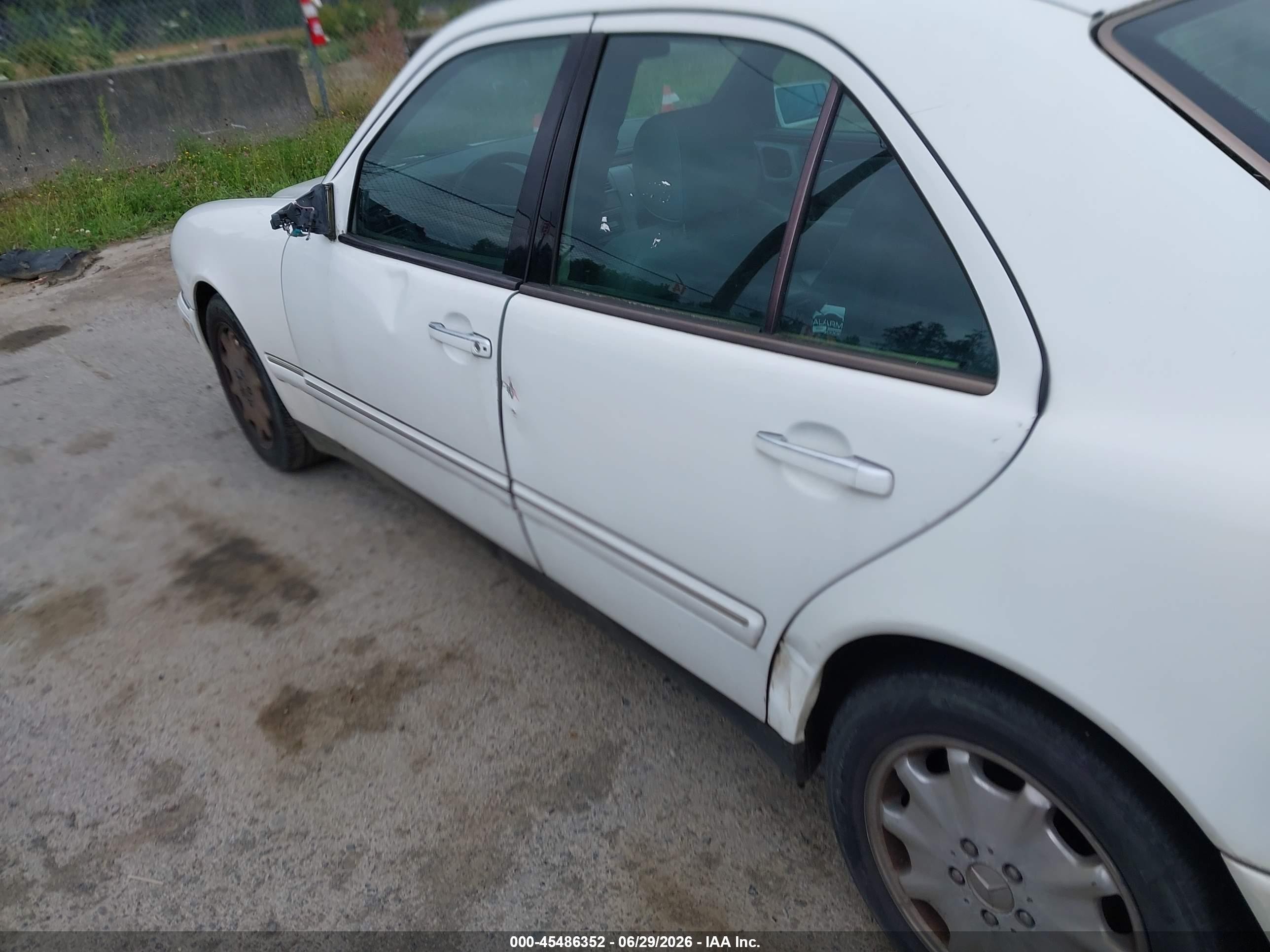 1997 Mercedes-benz E 320   White vin: WDBJF55F0VJ032220