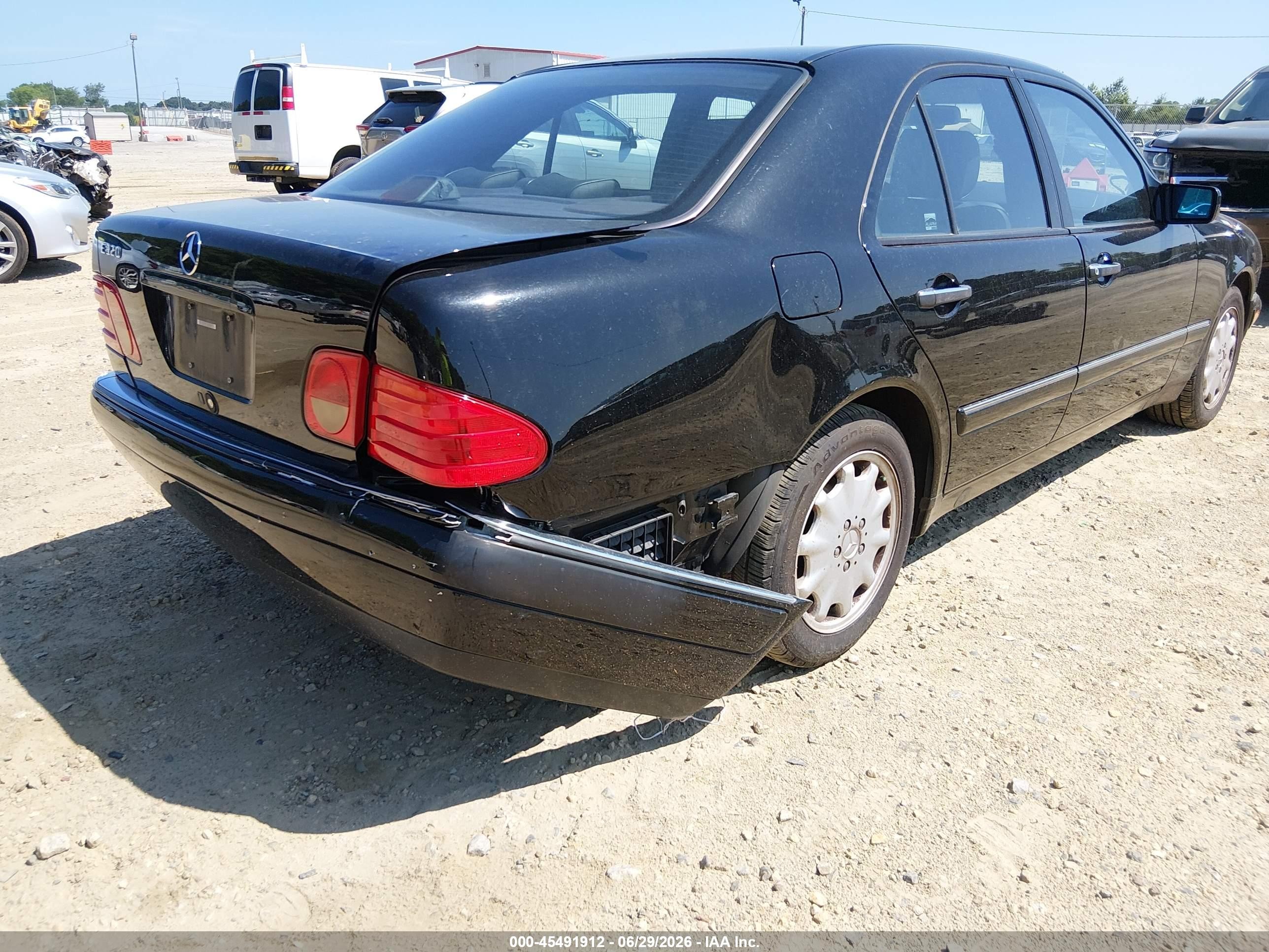 1997 Mercedes-benz E 320   Black vin: WDBJF55F2VA333331