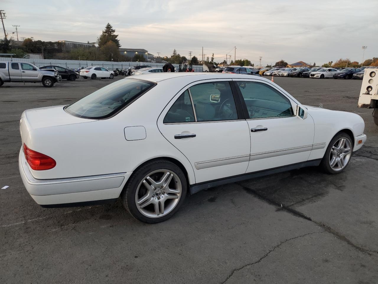 1997 Mercedes-benz E 320 White vin: WDBJF55F2VA361792