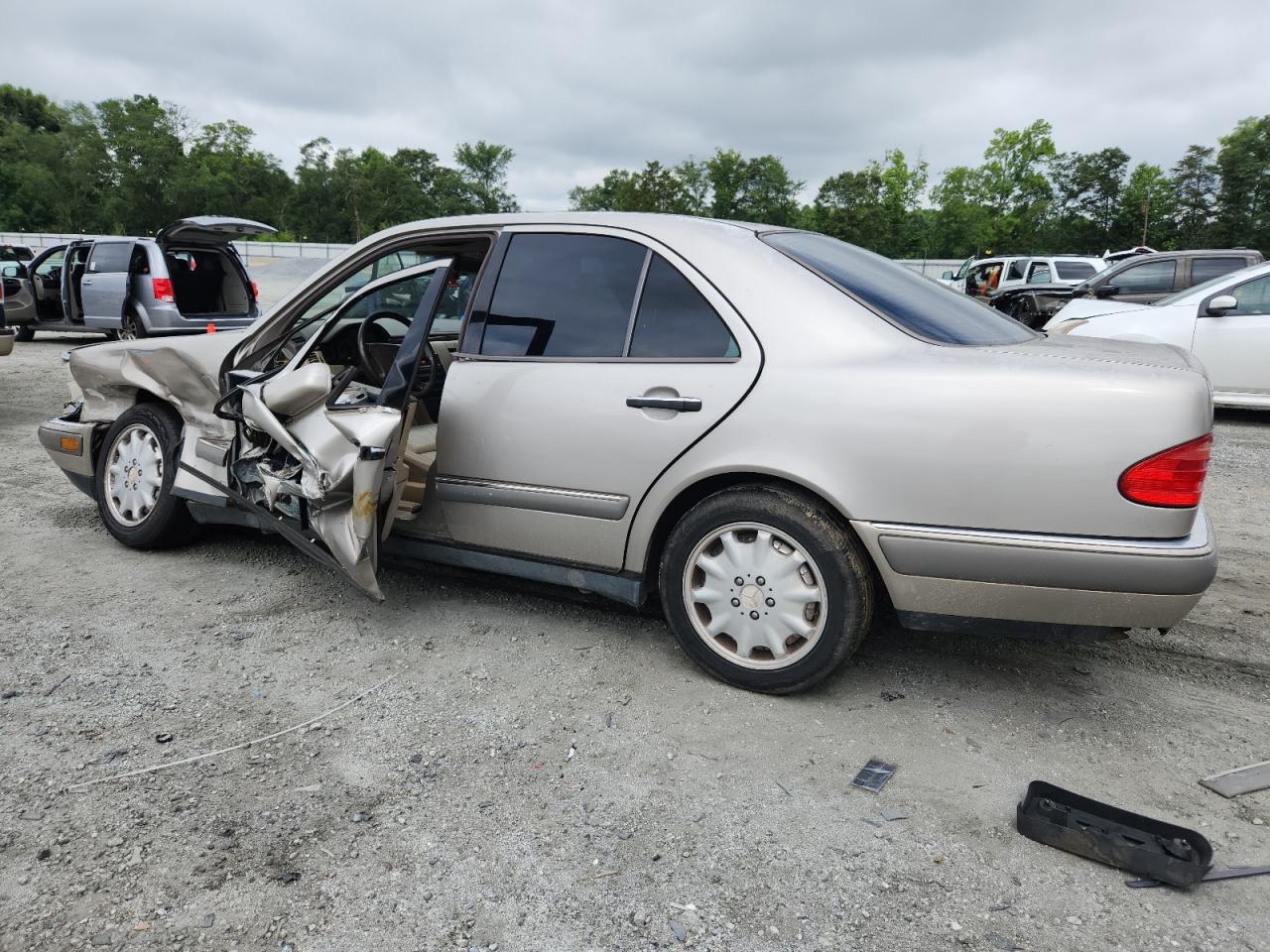 1997 Mercedes-benz E 320 Beige vin: WDBJF55F2VA436054