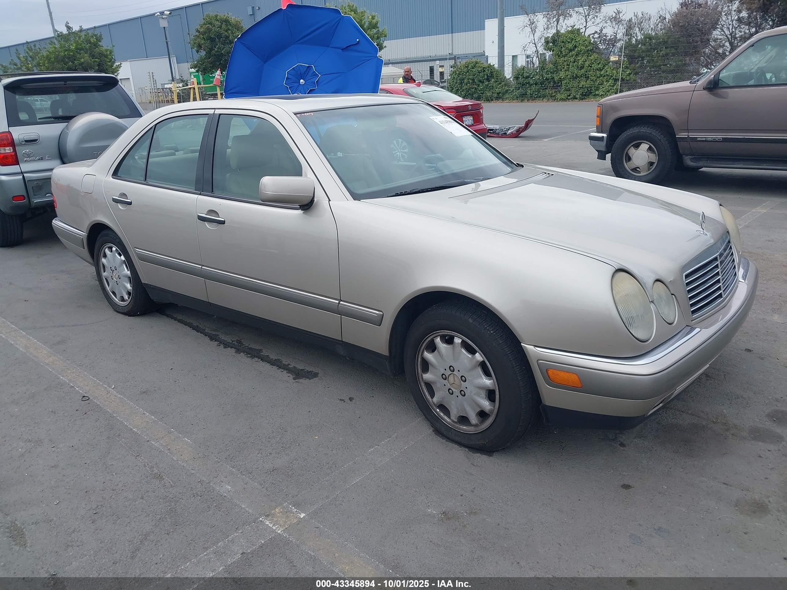 1996 Mercedes-benz E 320 Золотой vin: WDBJF55F3TJ019958
