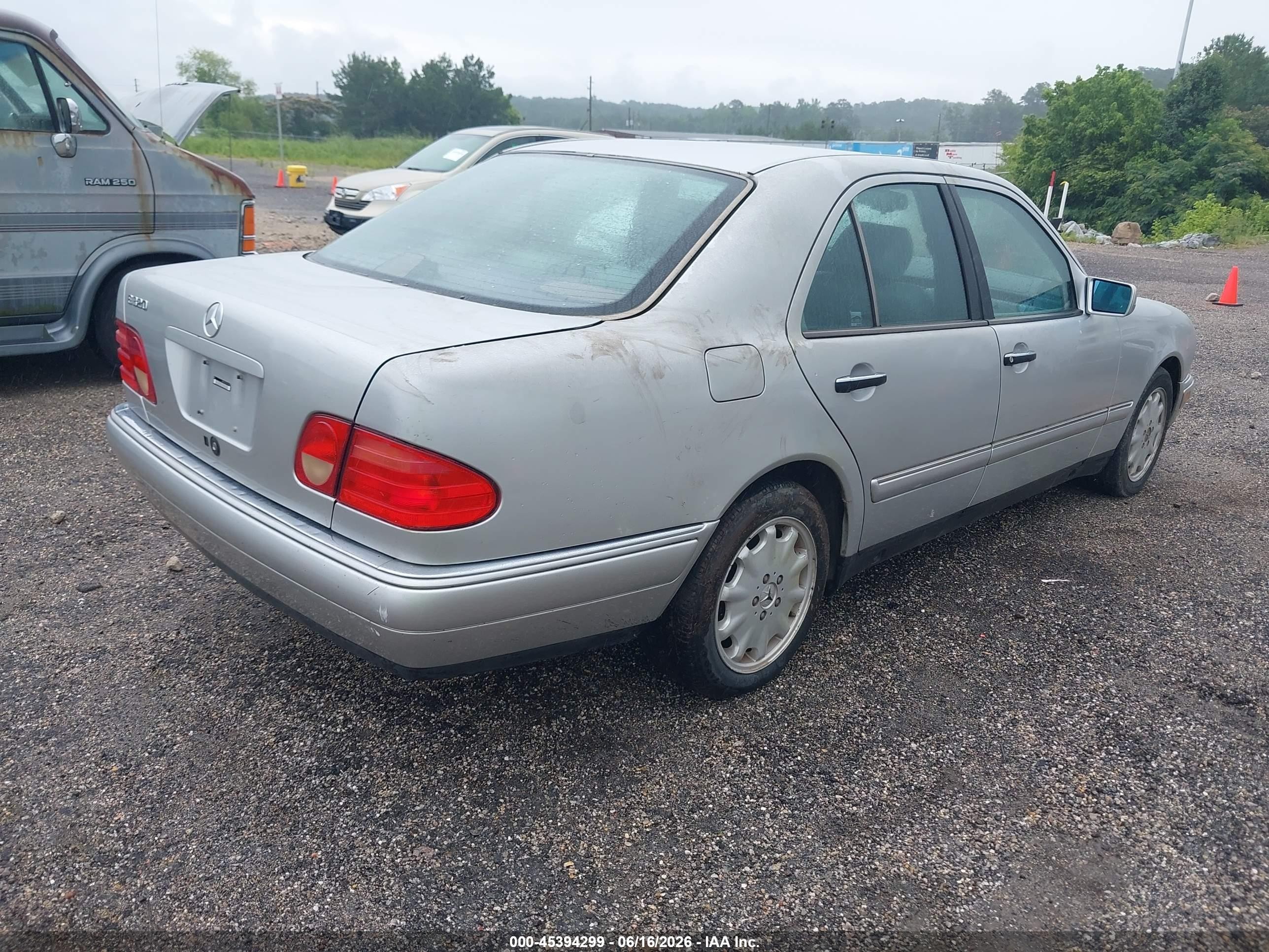 1997 Mercedes-benz E 320   Silver vin: WDBJF55F5VA417207