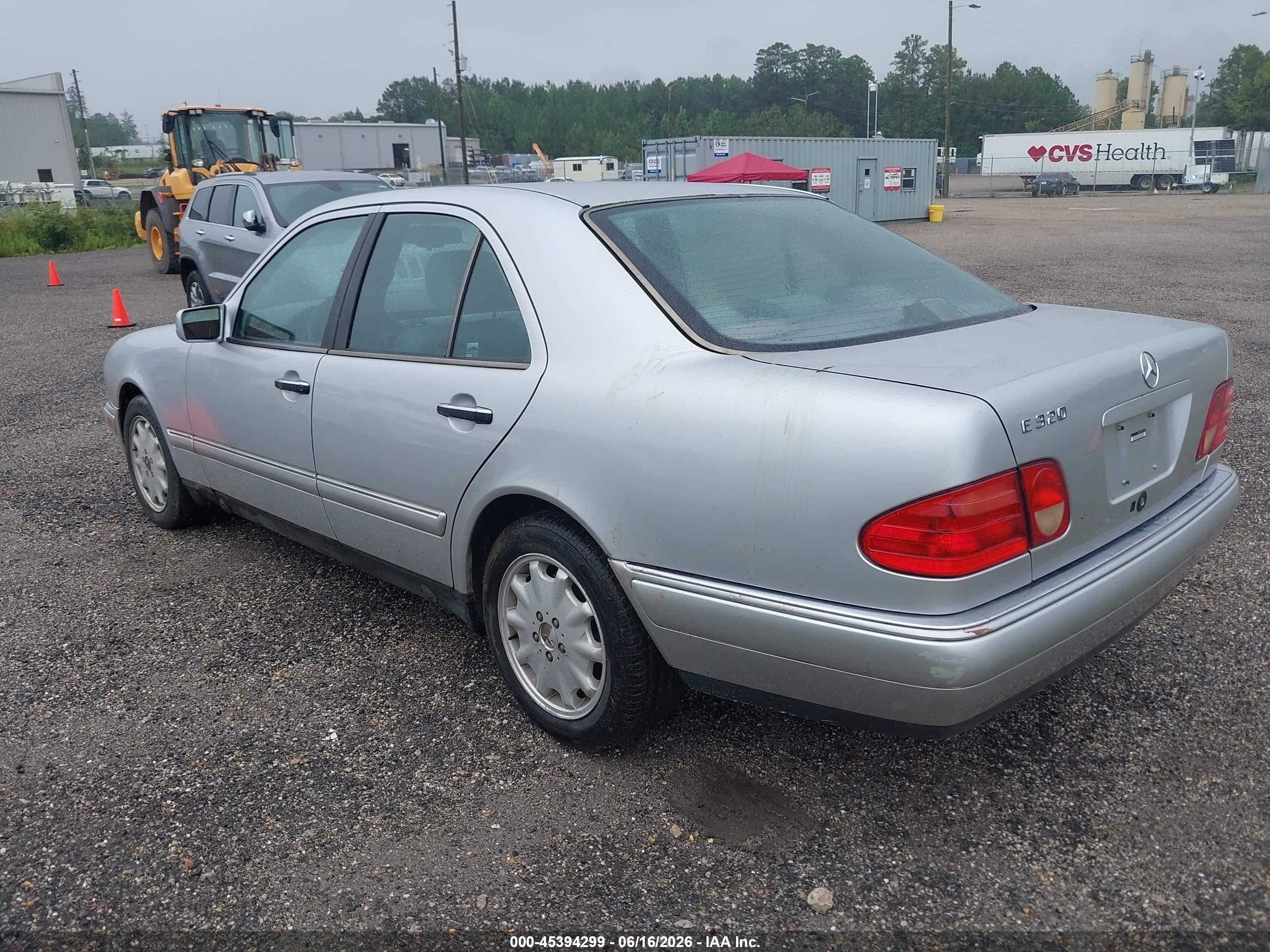 1997 Mercedes-benz E 320   Silver vin: WDBJF55F5VA417207