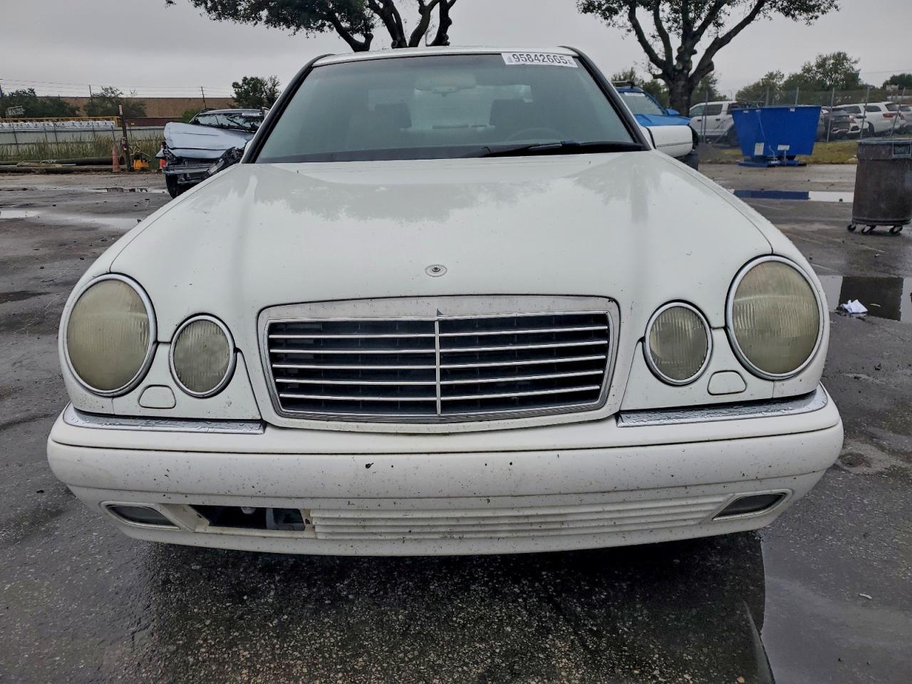 1997 Mercedes-benz E 320 White vin: WDBJF55F8VA408372