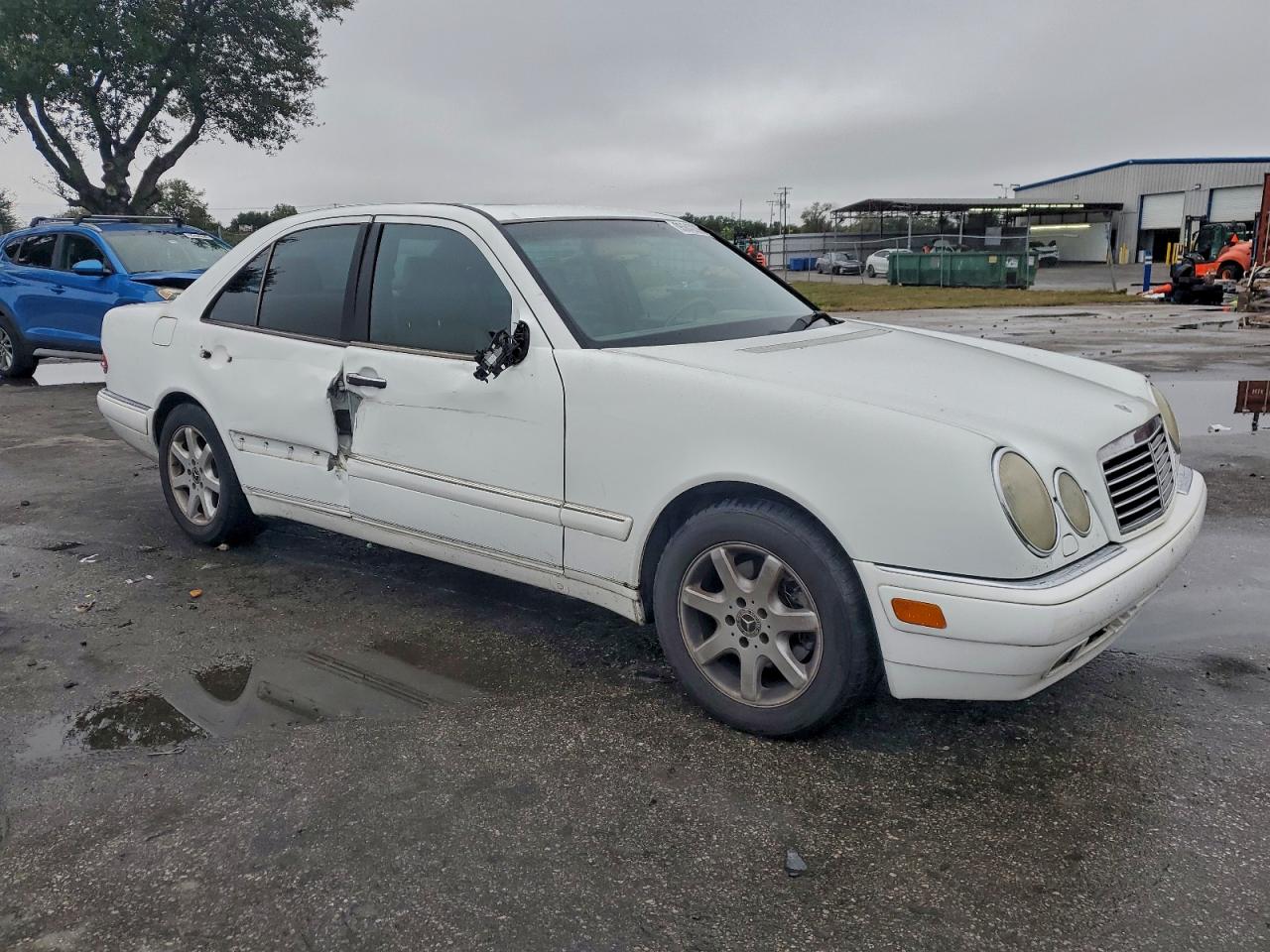 1997 Mercedes-benz E 320 White vin: WDBJF55F8VA408372