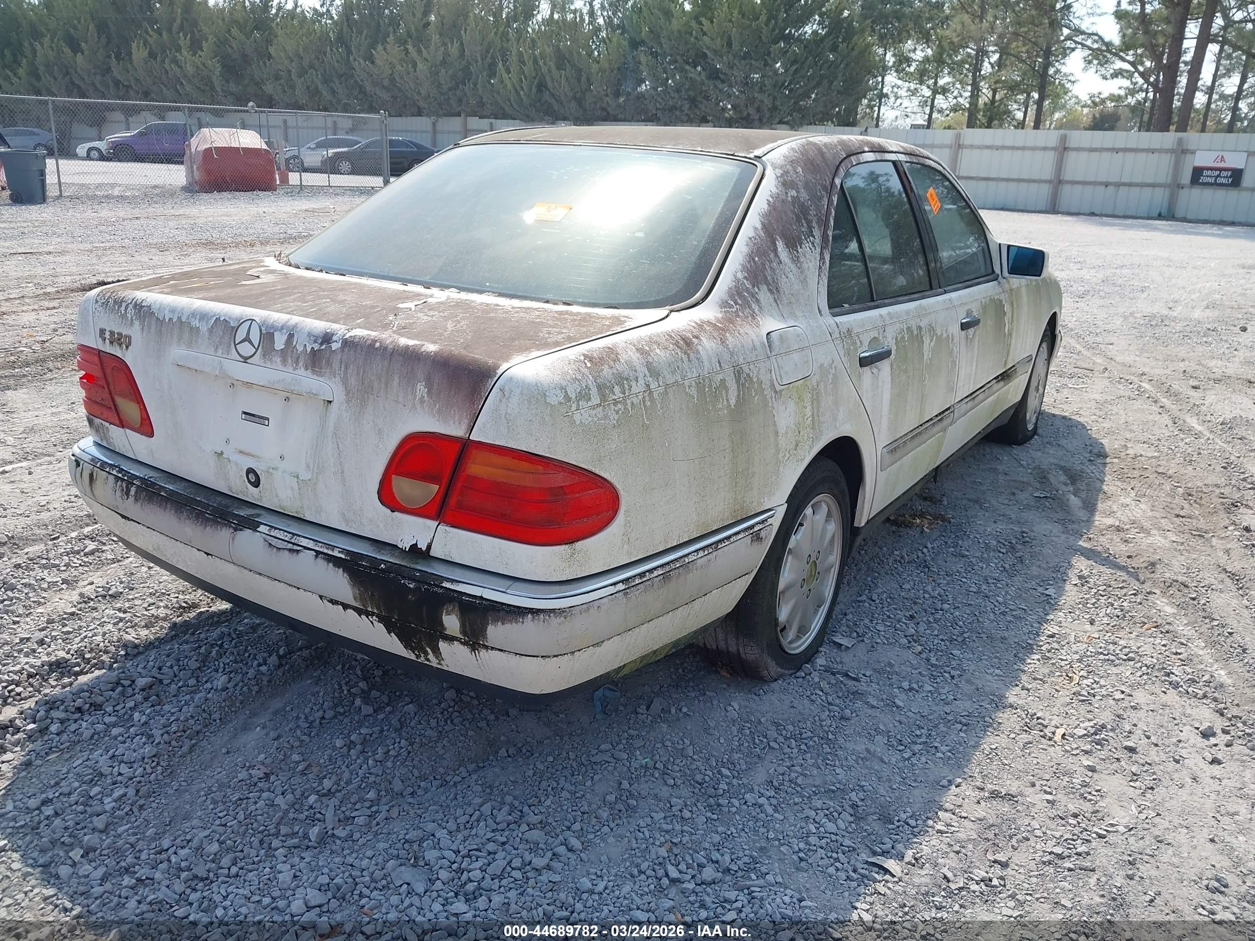 1996 Mercedes-benz E 320 White vin: WDBJF55F9TJ022105