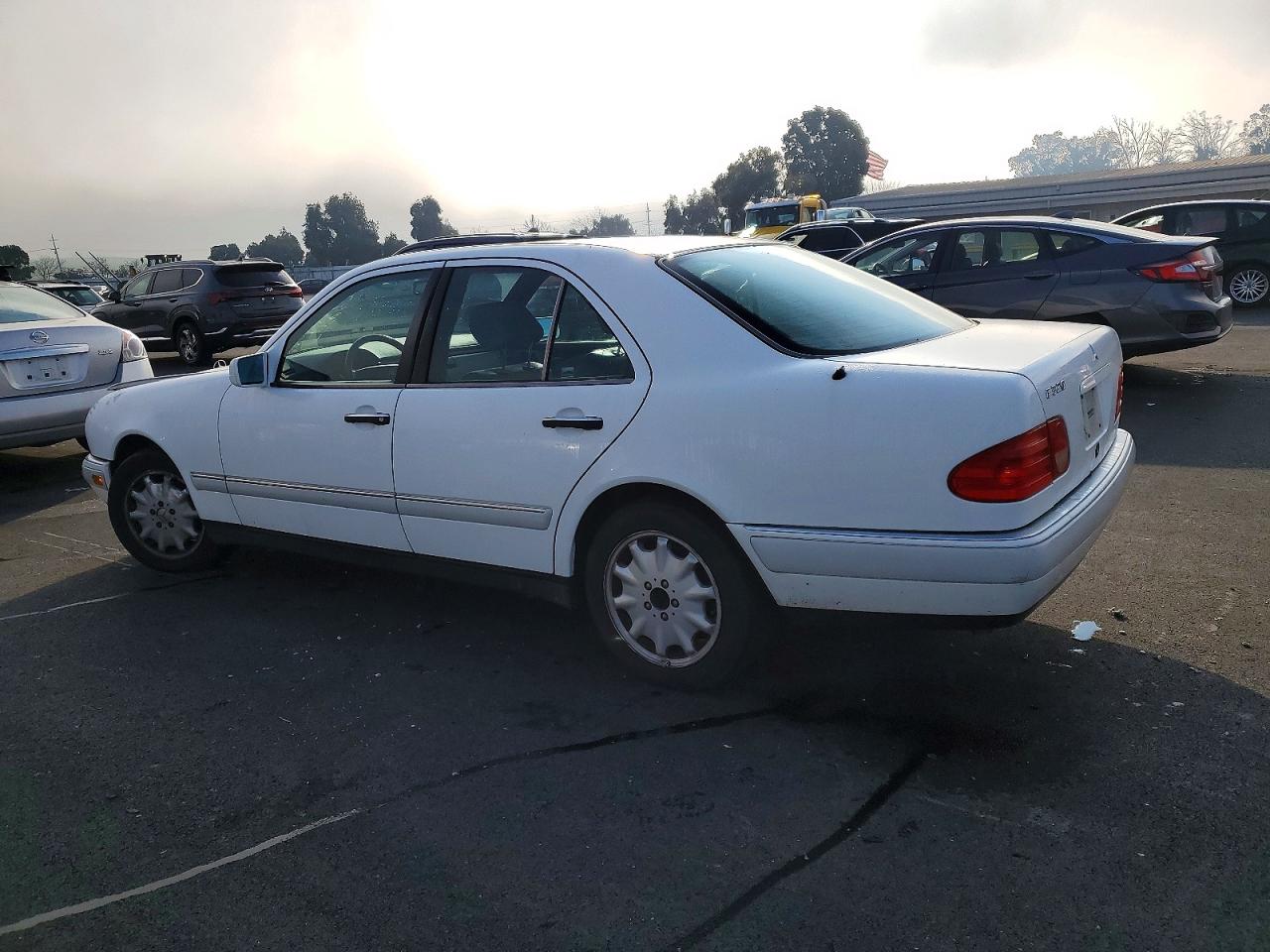 1996 Mercedes-benz E 320 White vin: WDBJF55F9TJ024503