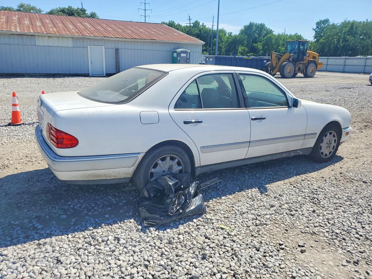 1996 Mercedes-benz E 320 White vin: WDBJF55FXTJ003286