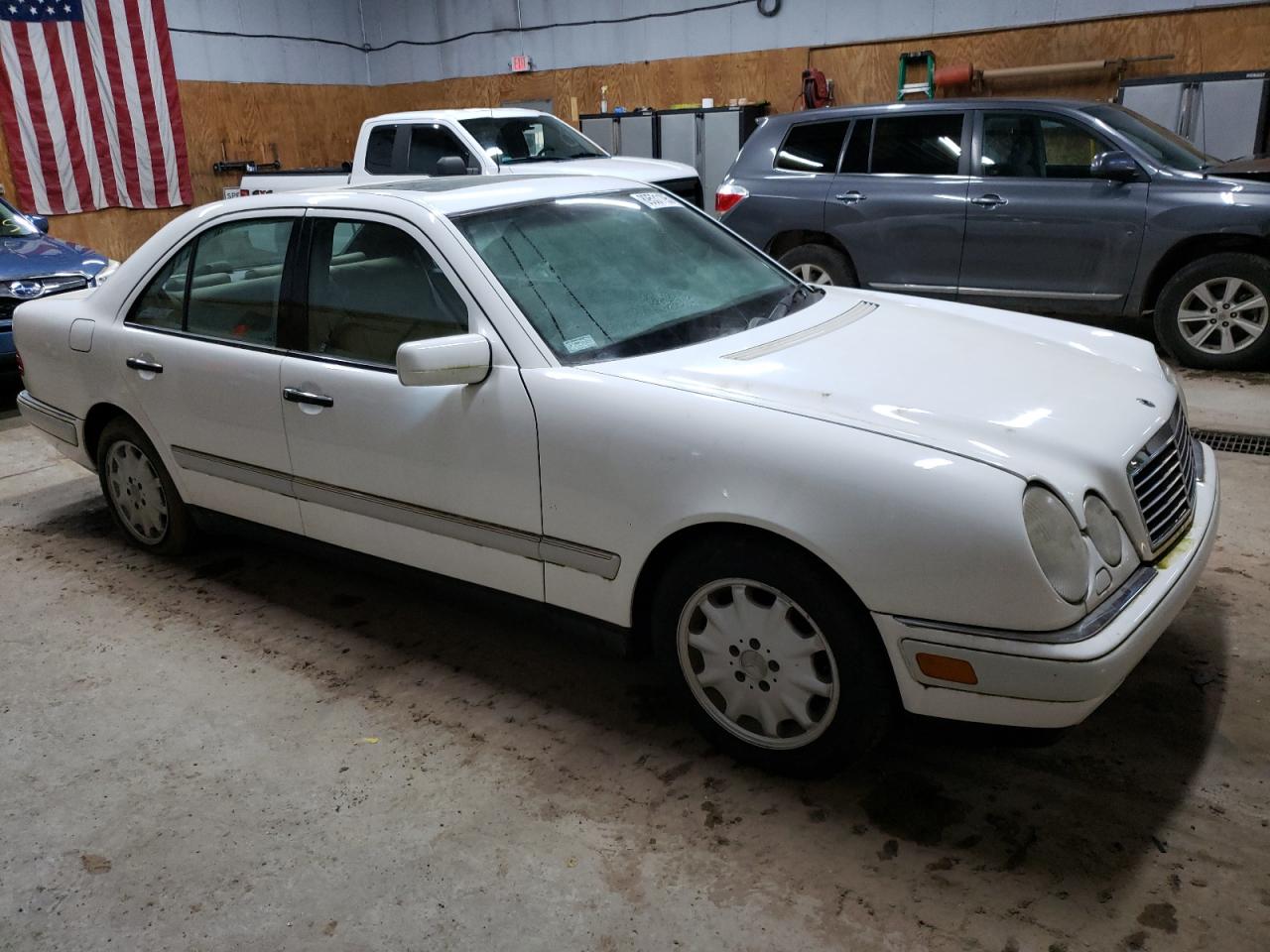 1997 Mercedes-benz E 320 White vin: WDBJF55FXVA365248