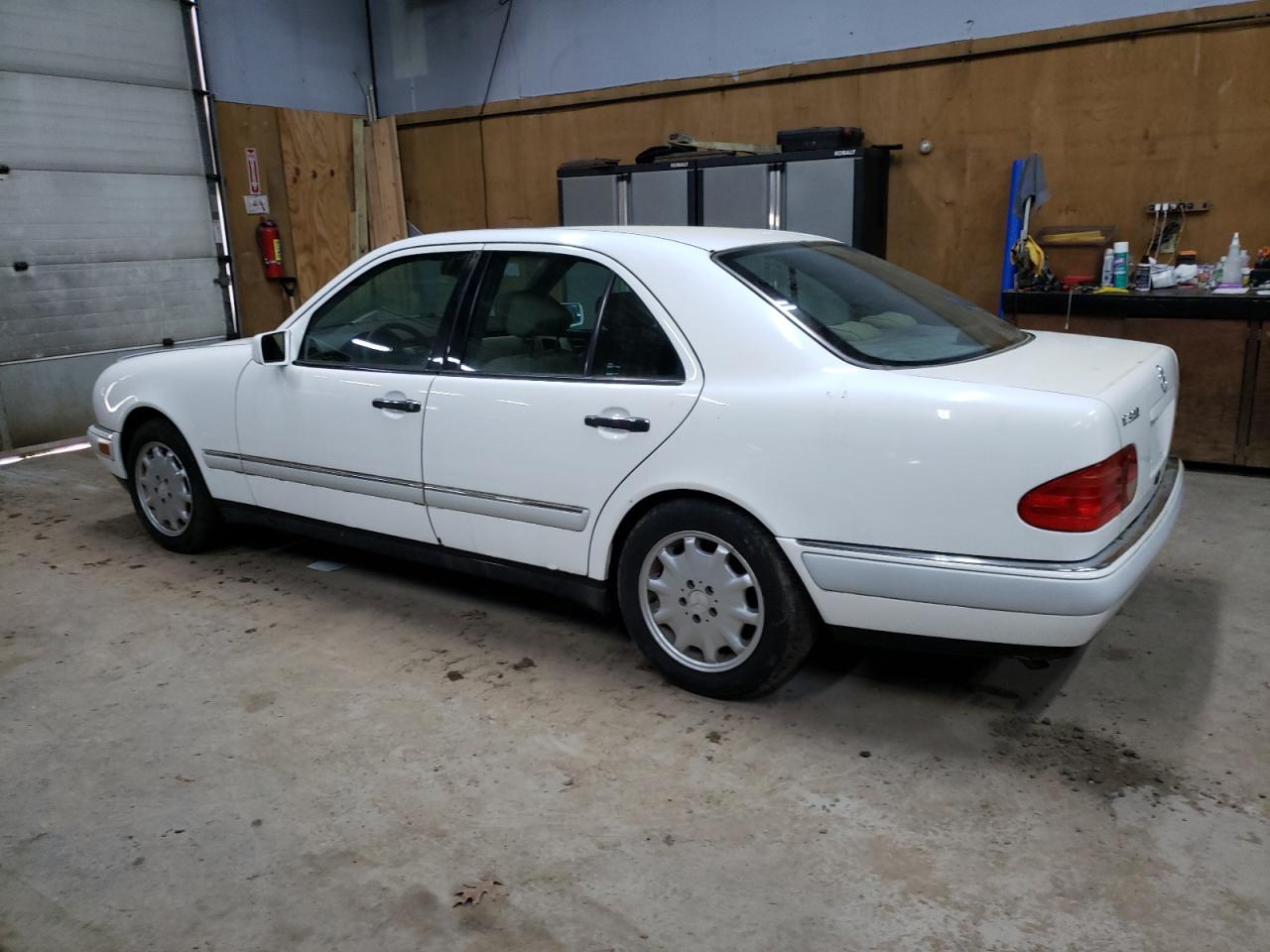 1997 Mercedes-benz E 320 White vin: WDBJF55FXVA365248