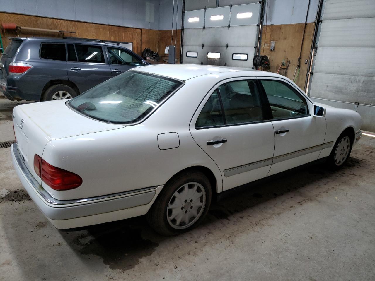 1997 Mercedes-benz E 320 White vin: WDBJF55FXVA365248