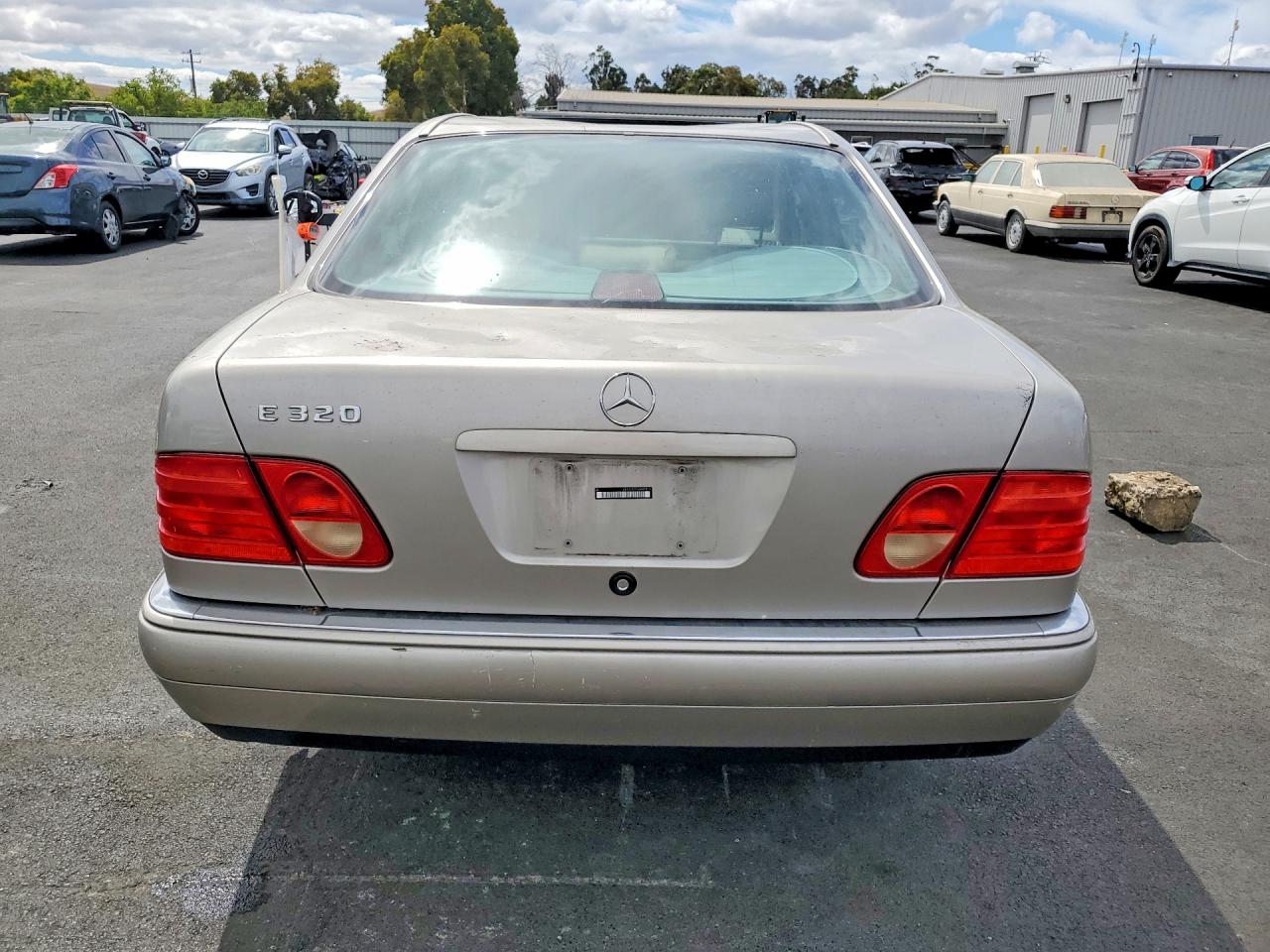 1998 Mercedes-benz E 320 Бежевый vin: WDBJF65F0WA459114