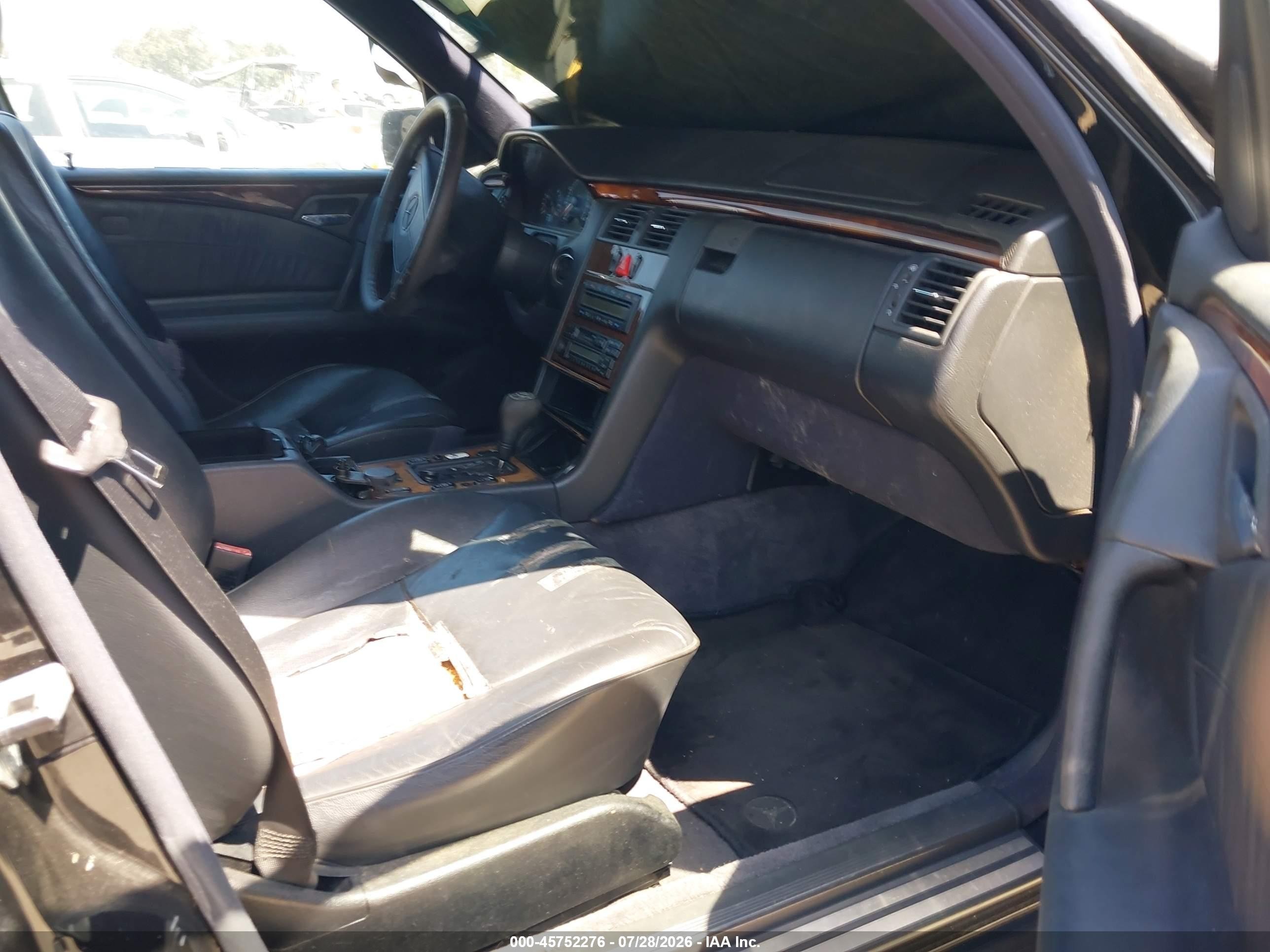 1998 Mercedes-benz E 320   Black vin: WDBJF65F0WA543594