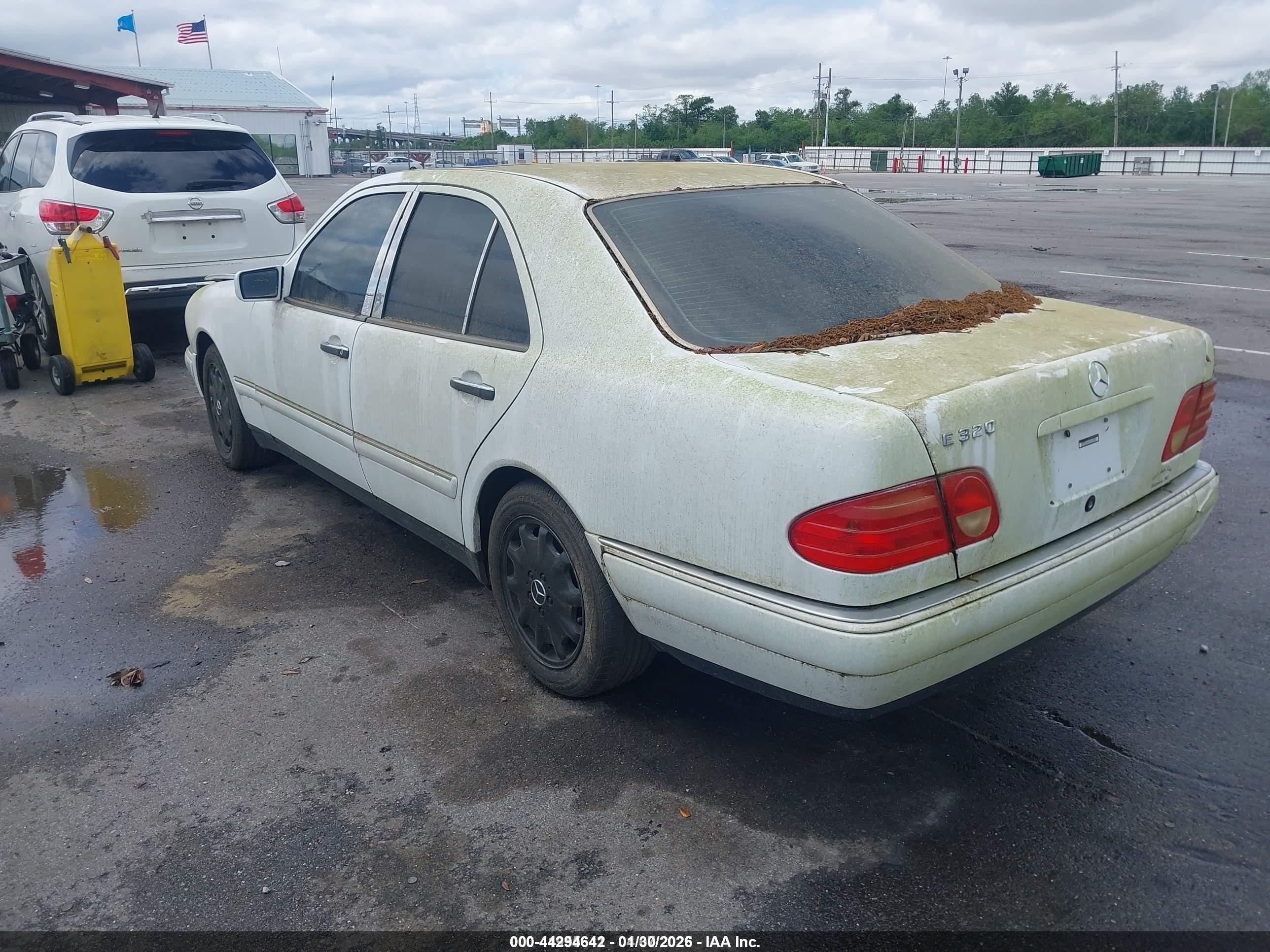 1998 Mercedes-benz E 320   White vin: WDBJF65F0WA659233