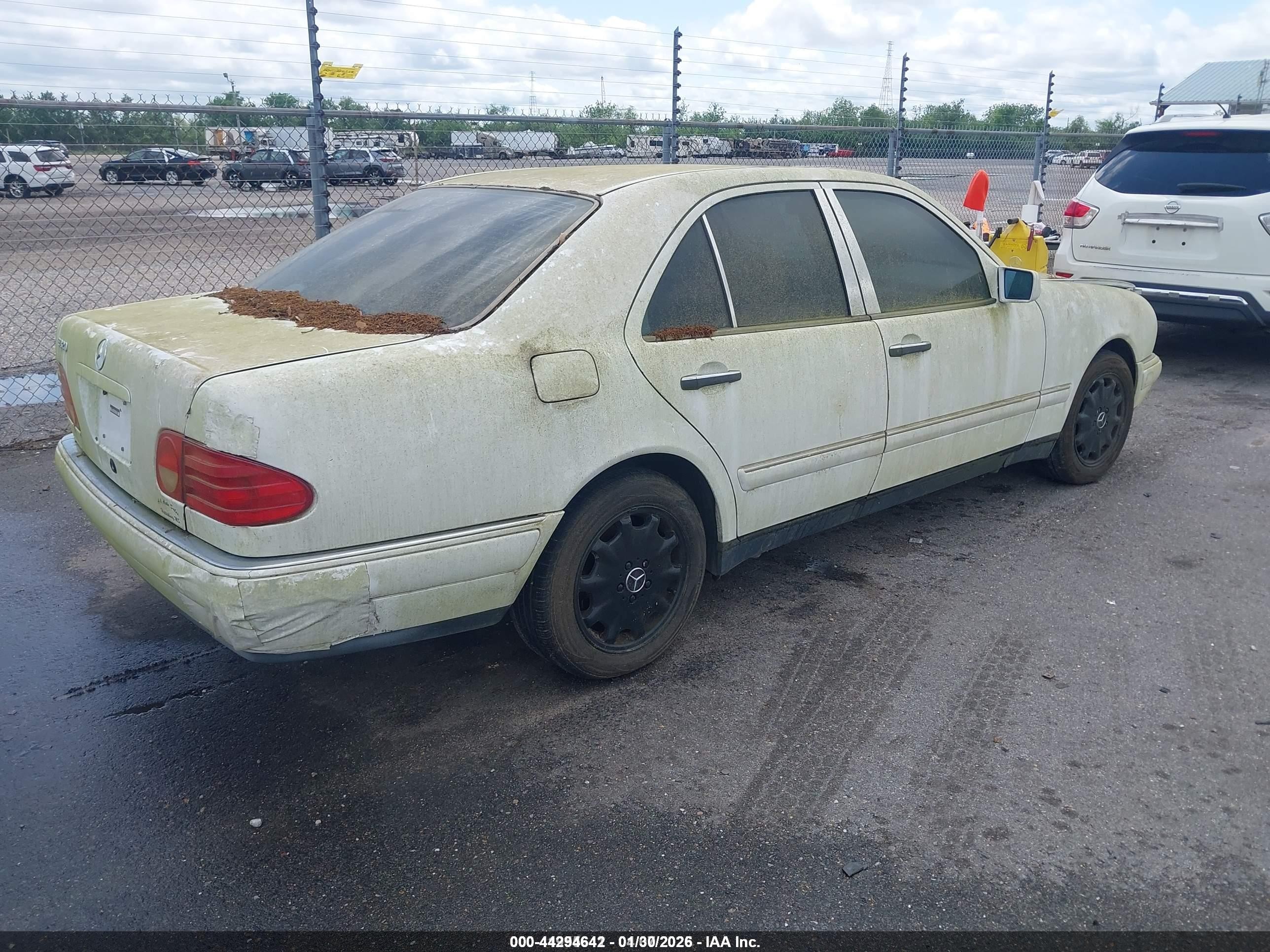 1998 Mercedes-benz E 320   White vin: WDBJF65F0WA659233