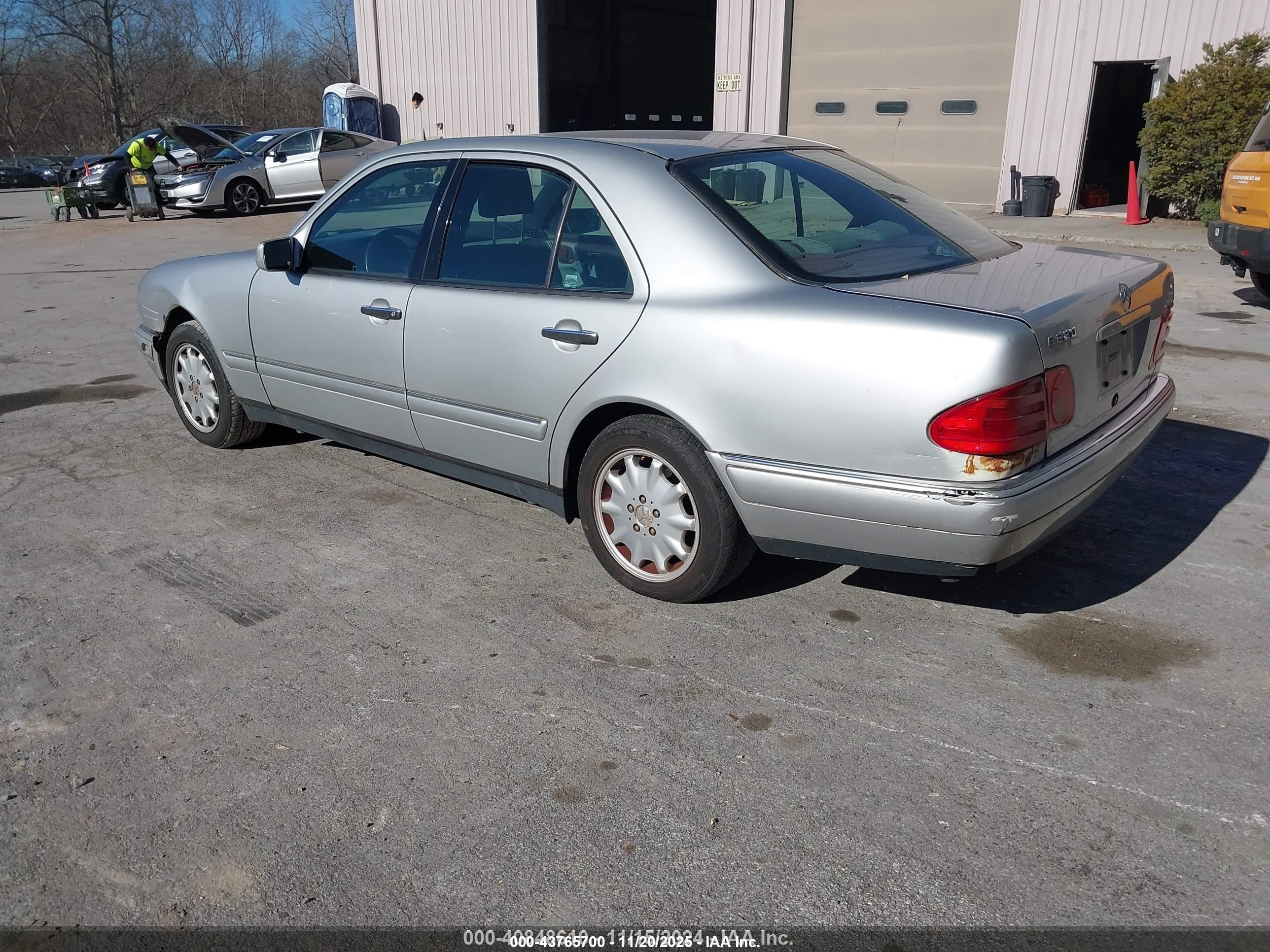 1998 Mercedes-benz E 320   Silver vin: WDBJF65F0WA679546