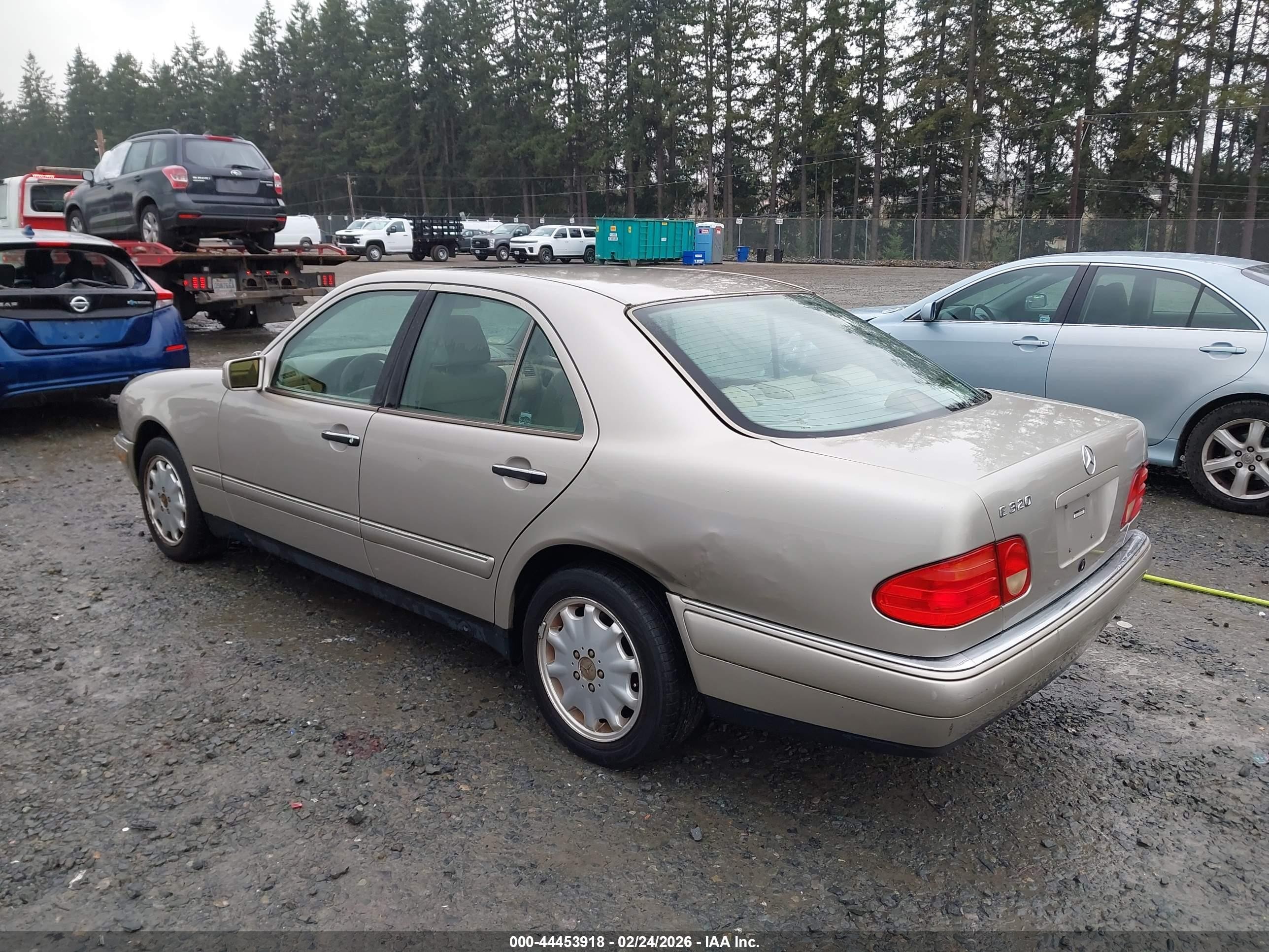 1998 Mercedes-benz E 320   Золотой vin: WDBJF65F2WA648301