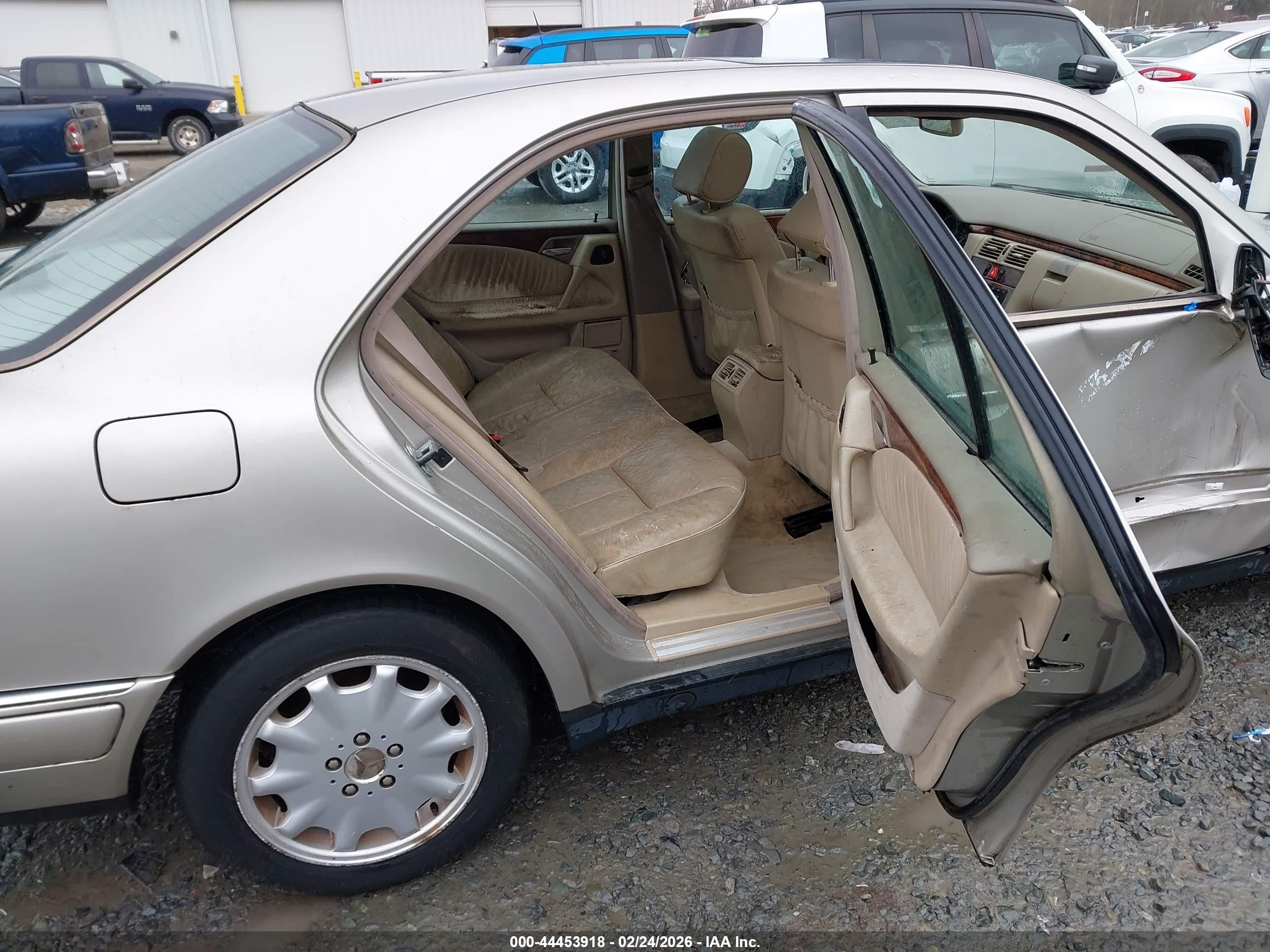1998 Mercedes-benz E 320   Золотой vin: WDBJF65F2WA648301