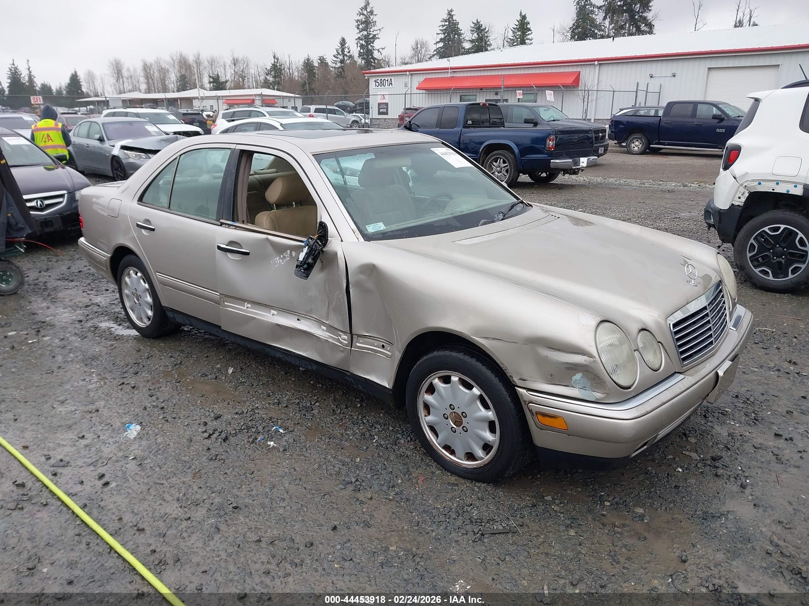 1998 Mercedes-benz E 320   Золотой vin: WDBJF65F2WA648301