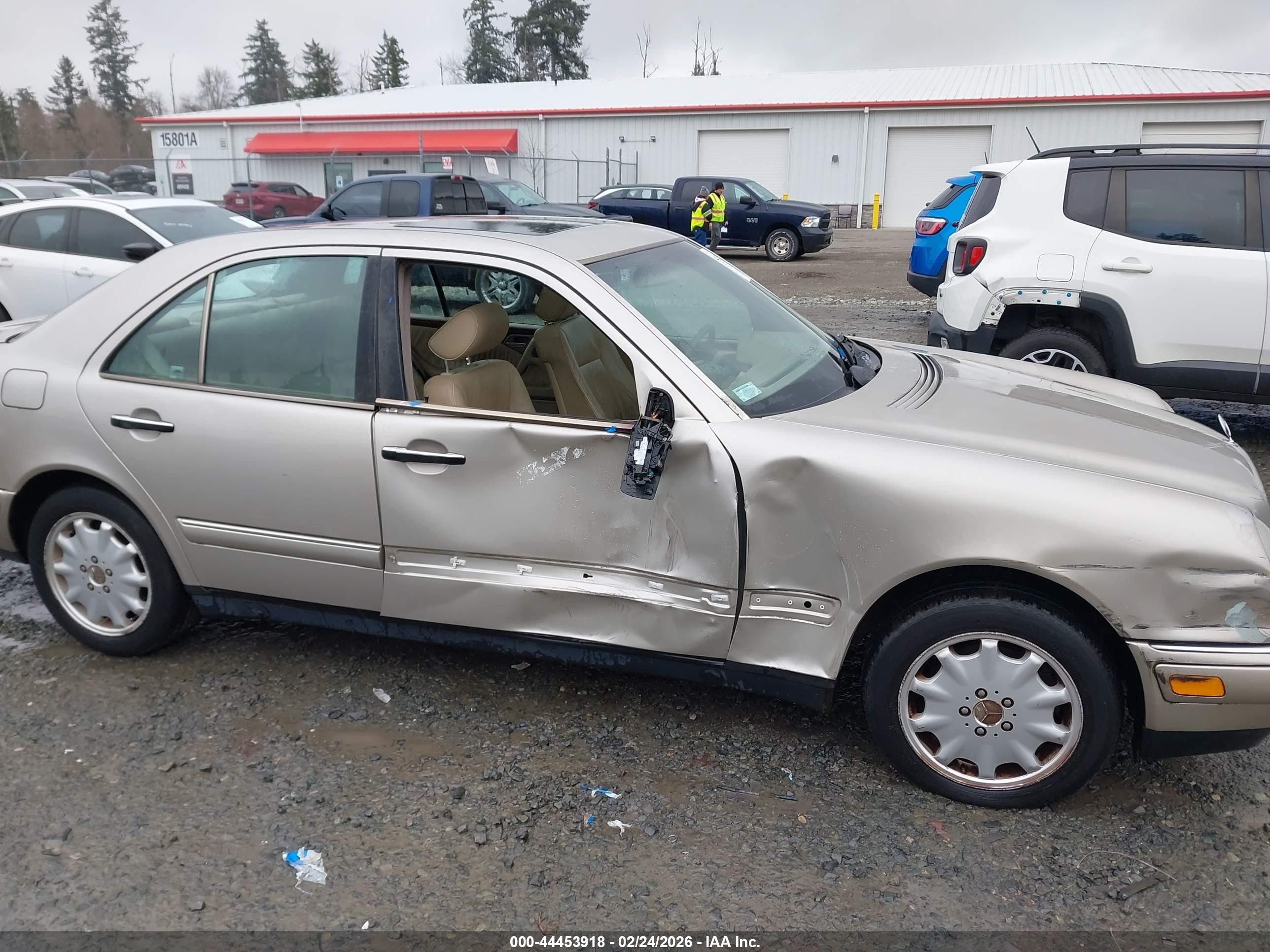 1998 Mercedes-benz E 320   Золотой vin: WDBJF65F2WA648301