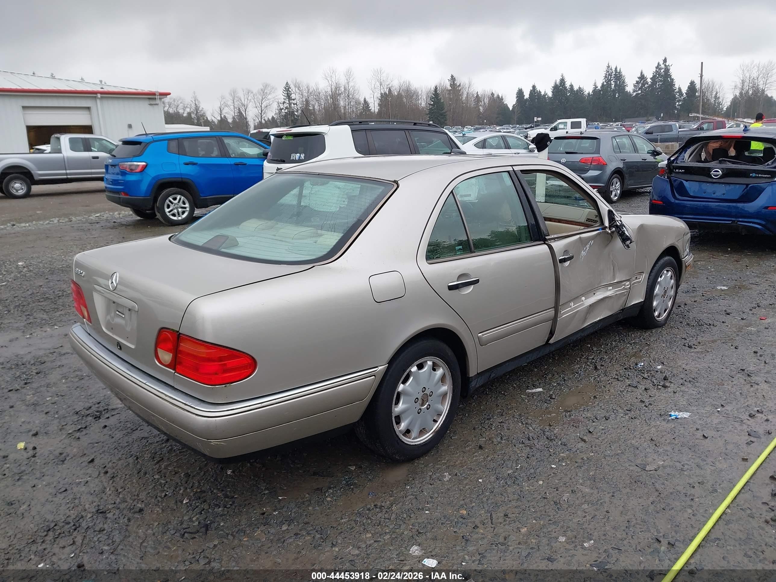 1998 Mercedes-benz E 320   Золотой vin: WDBJF65F2WA648301