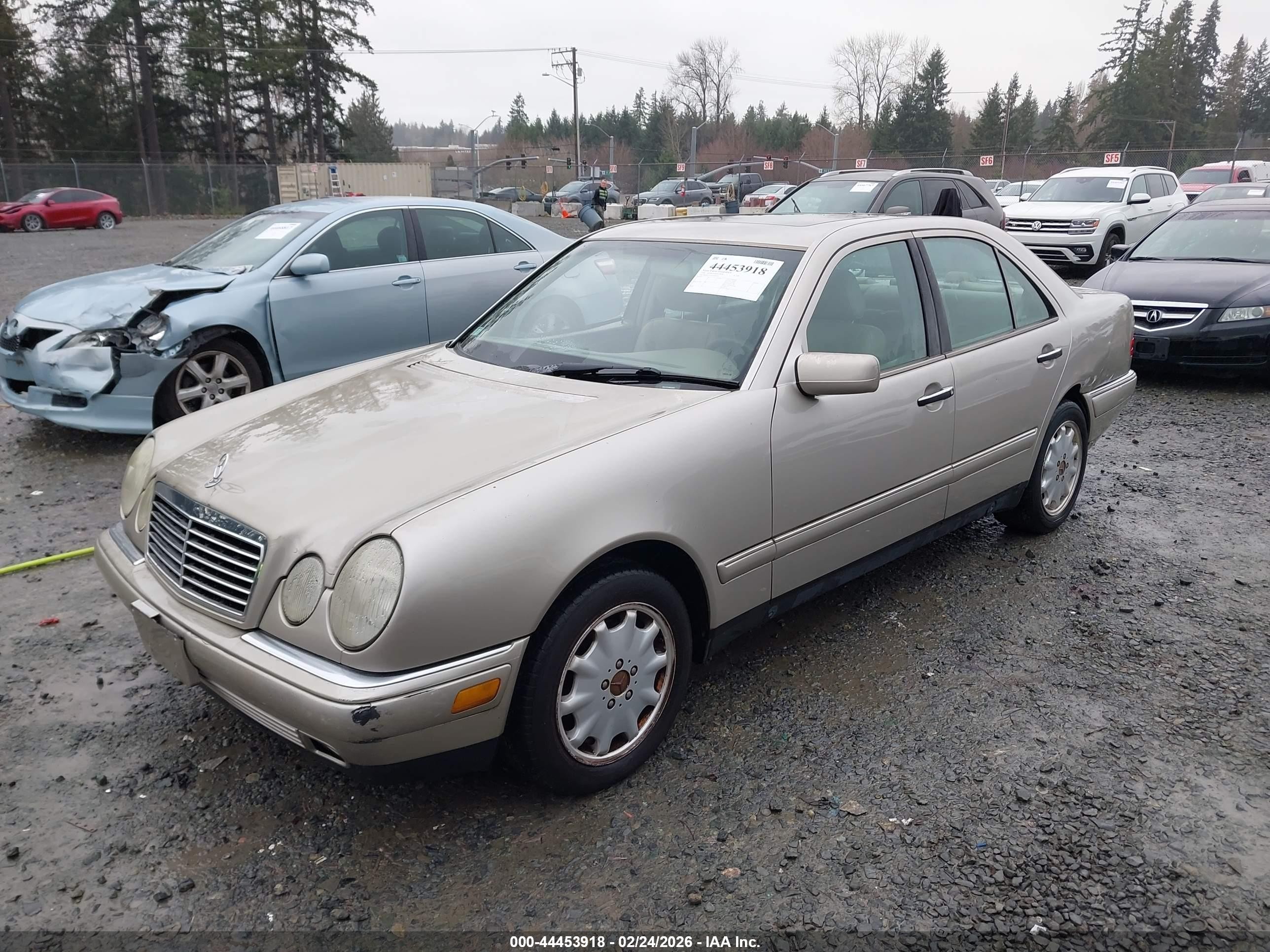 1998 Mercedes-benz E 320   Золотой vin: WDBJF65F2WA648301