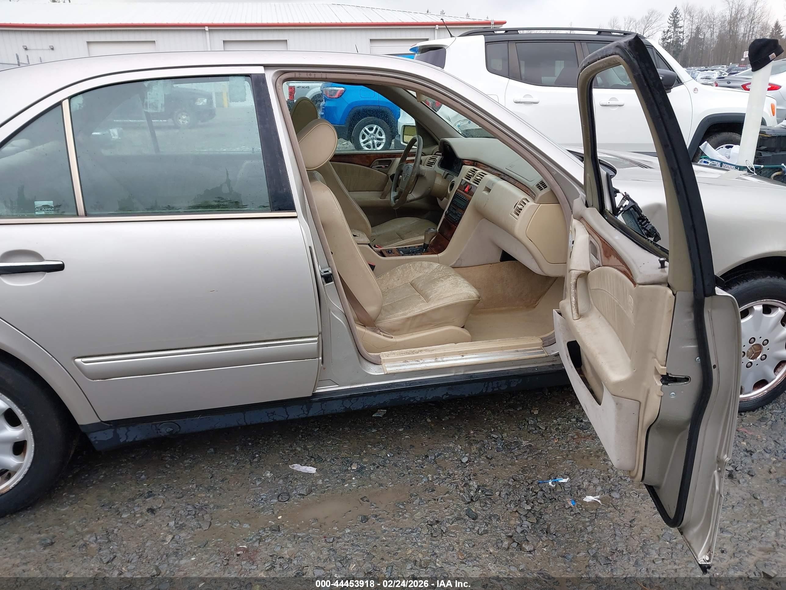 1998 Mercedes-benz E 320   Золотой vin: WDBJF65F2WA648301