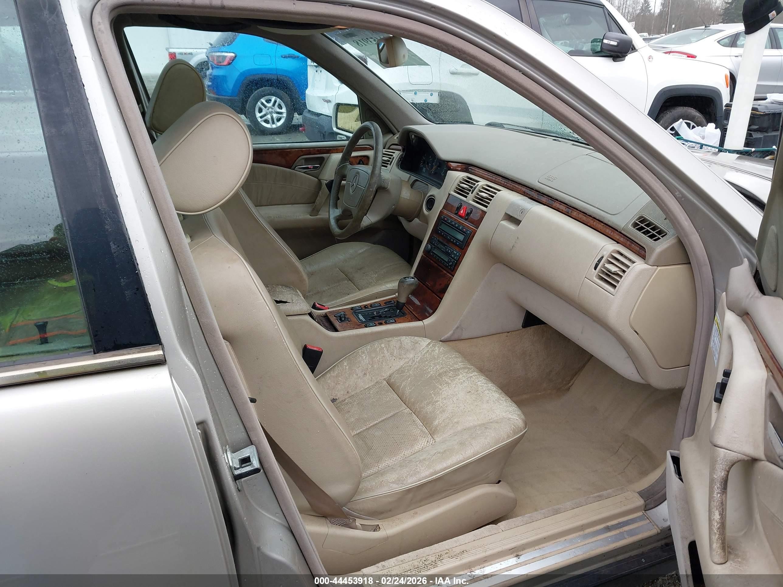 1998 Mercedes-benz E 320   Золотой vin: WDBJF65F2WA648301