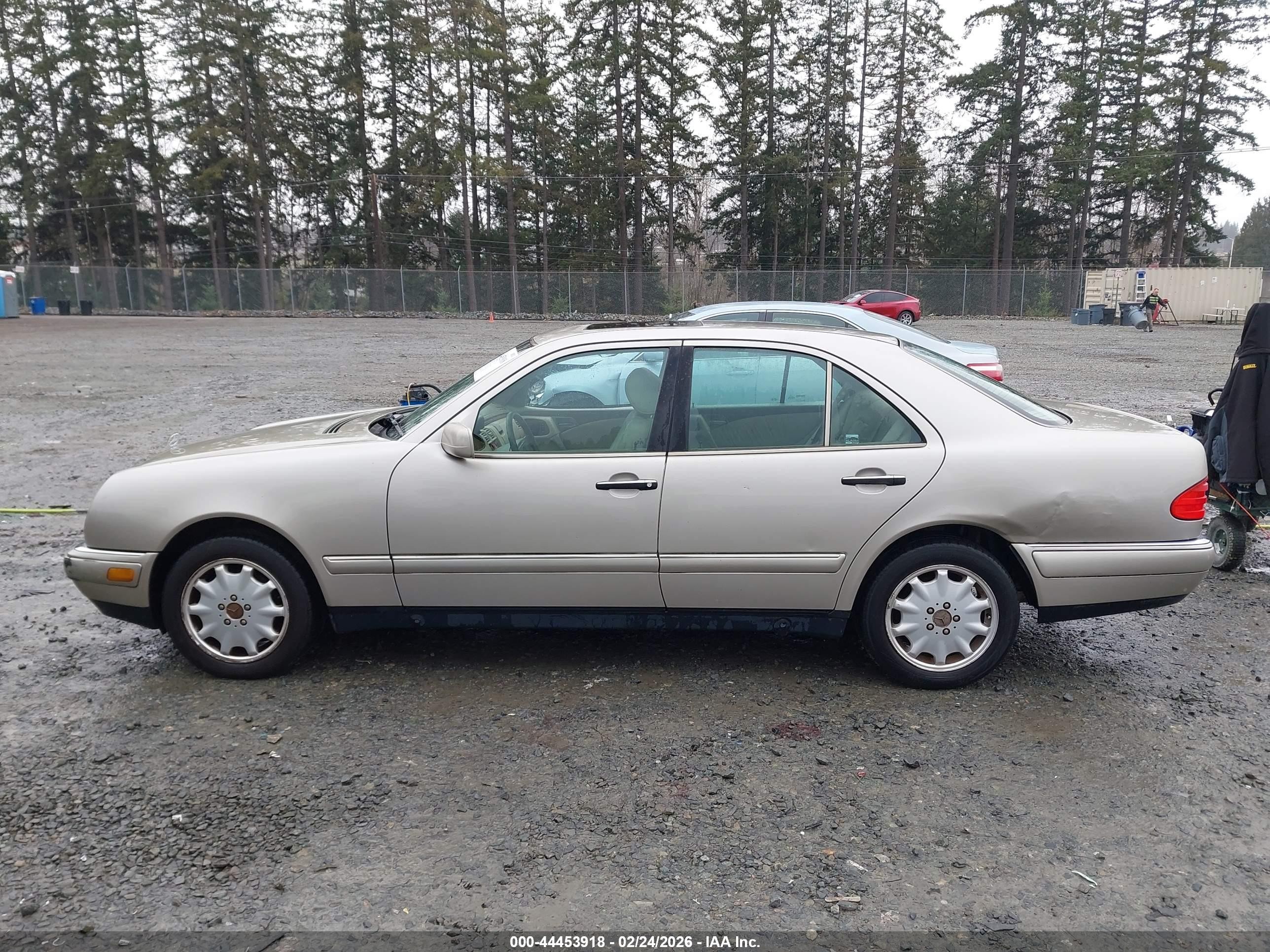 1998 Mercedes-benz E 320   Золотой vin: WDBJF65F2WA648301