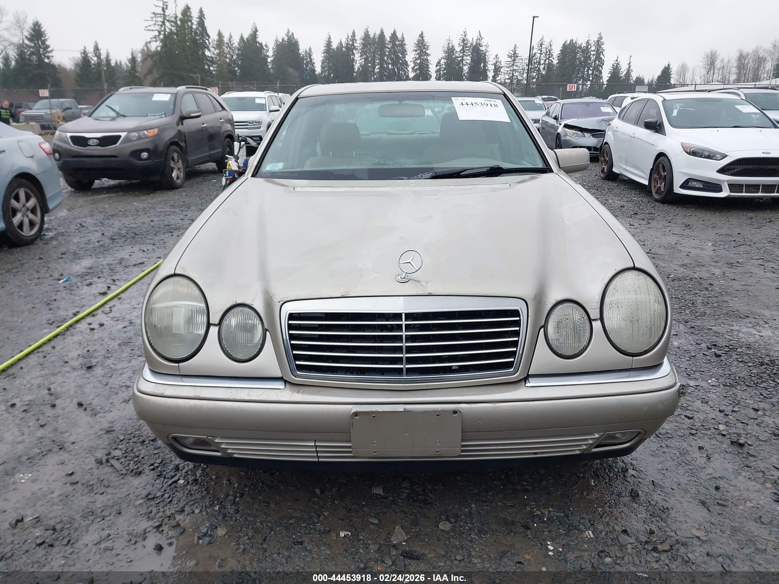 1998 Mercedes-benz E 320   Золотой vin: WDBJF65F2WA648301