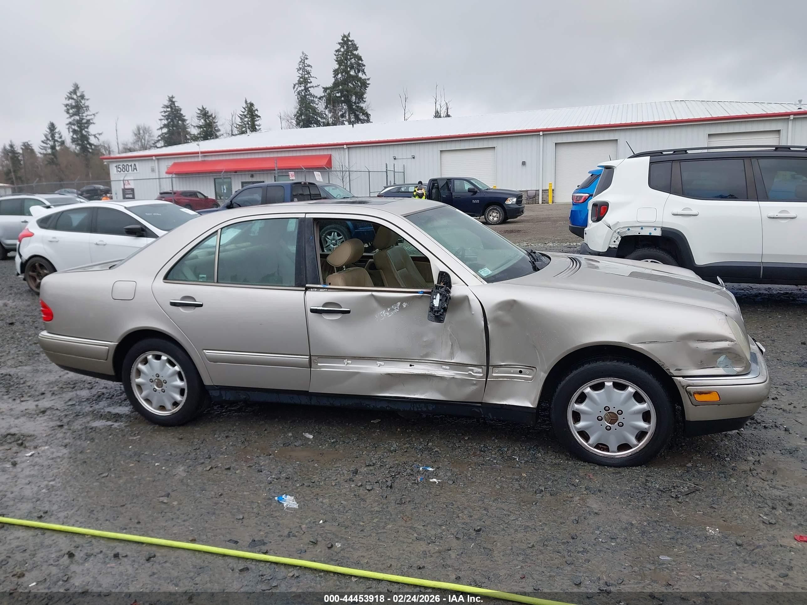 1998 Mercedes-benz E 320   Золотой vin: WDBJF65F2WA648301