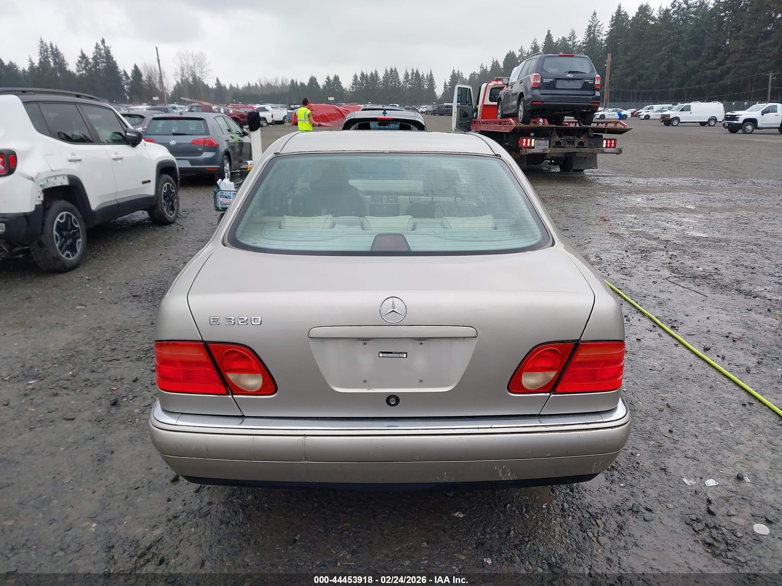 1998 Mercedes-benz E 320   Золотой vin: WDBJF65F2WA648301