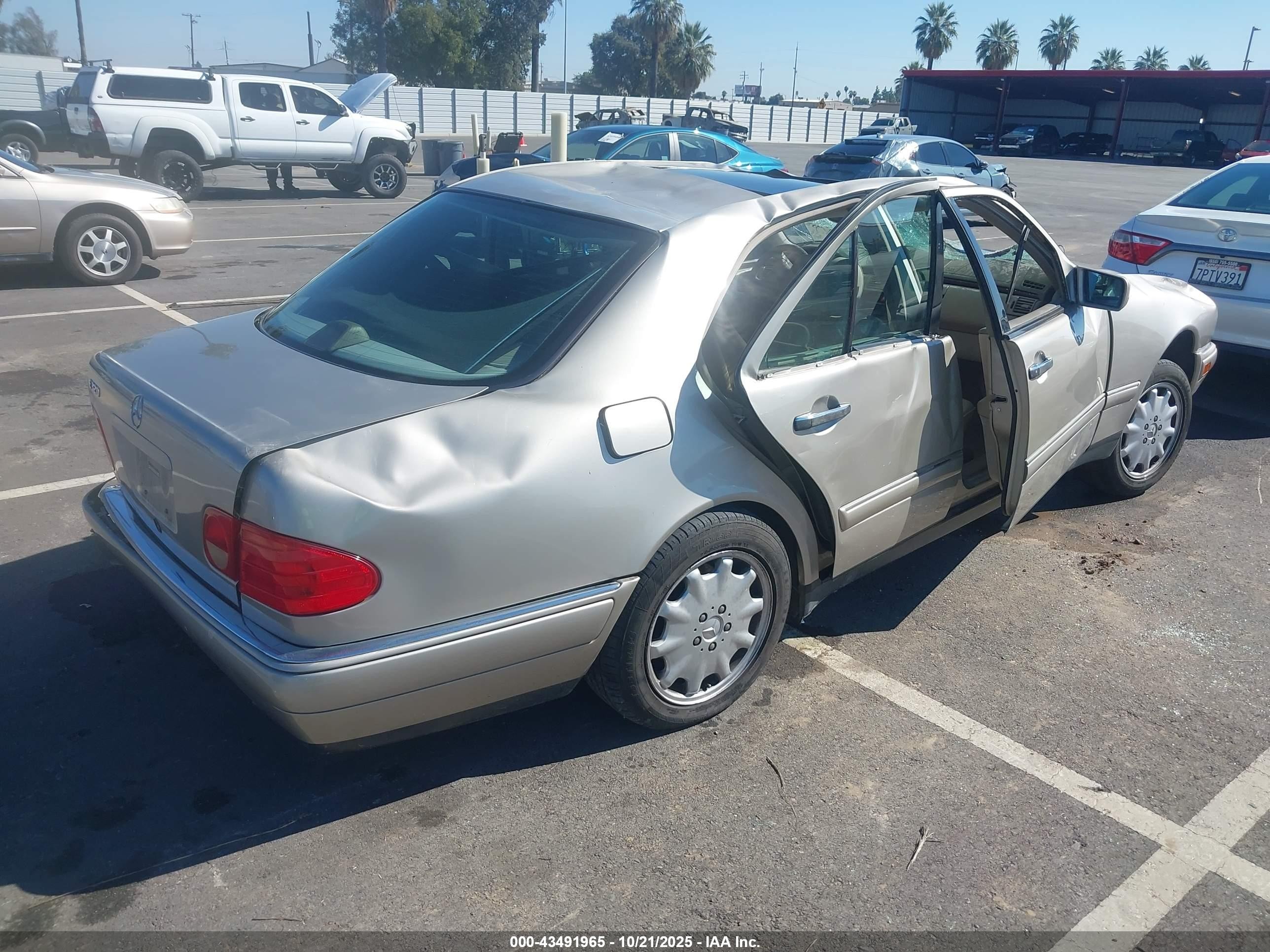1998 Mercedes-benz E 320   Champagne vin: WDBJF65F2WA655345