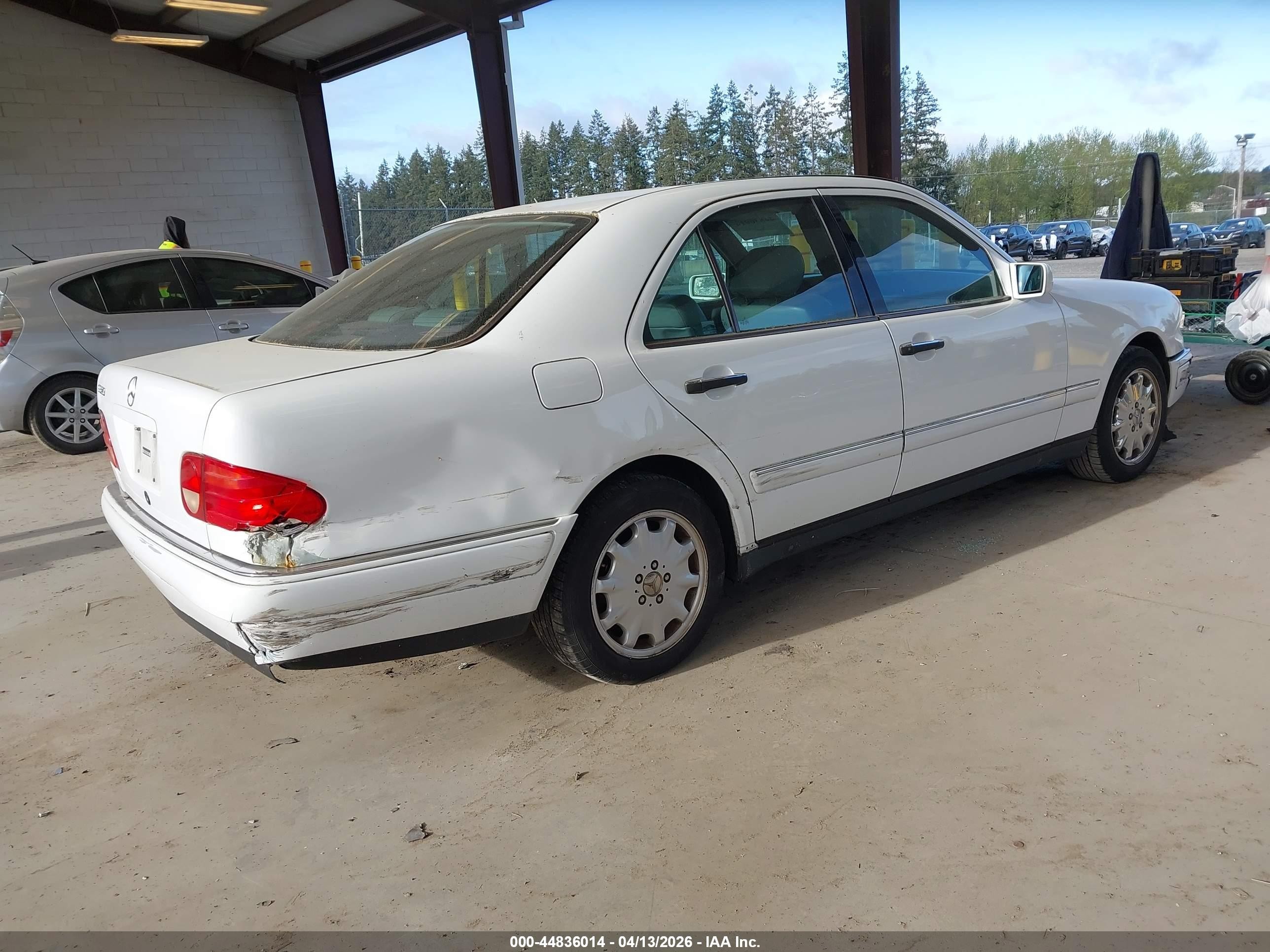 1998 Mercedes-benz E 320   White vin: WDBJF65F3WA507172