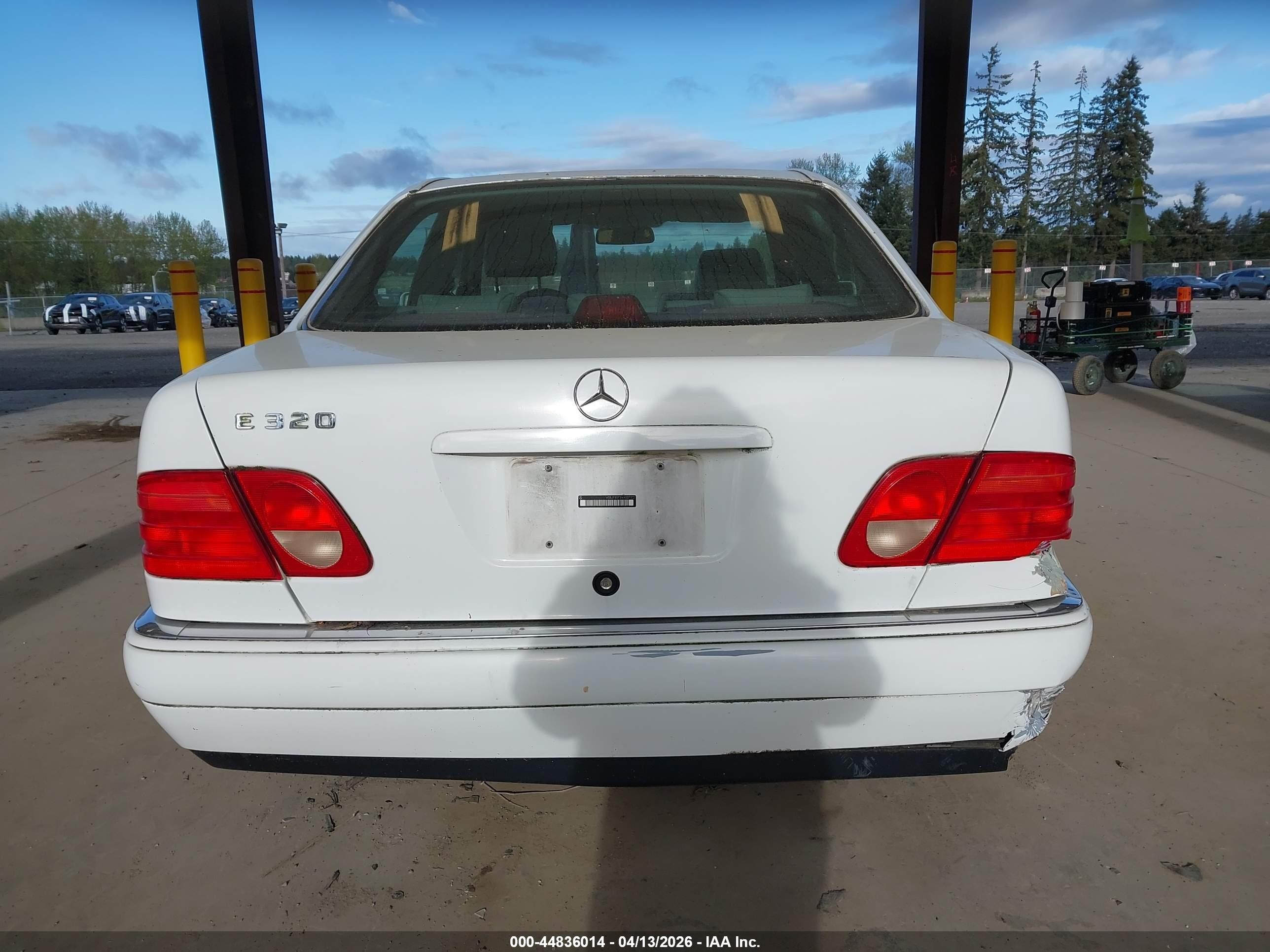 1998 Mercedes-benz E 320   White vin: WDBJF65F3WA507172