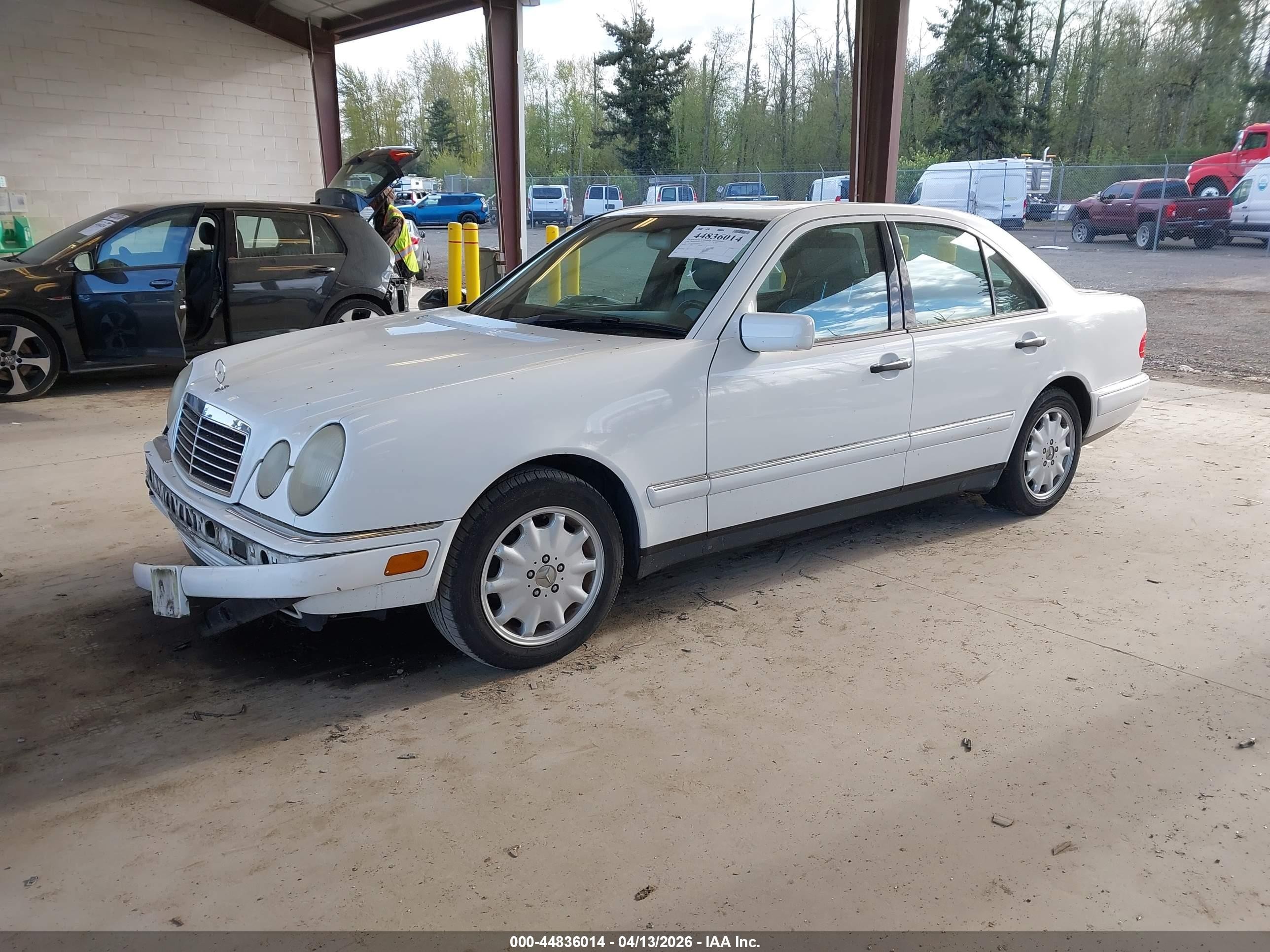 1998 Mercedes-benz E 320   White vin: WDBJF65F3WA507172