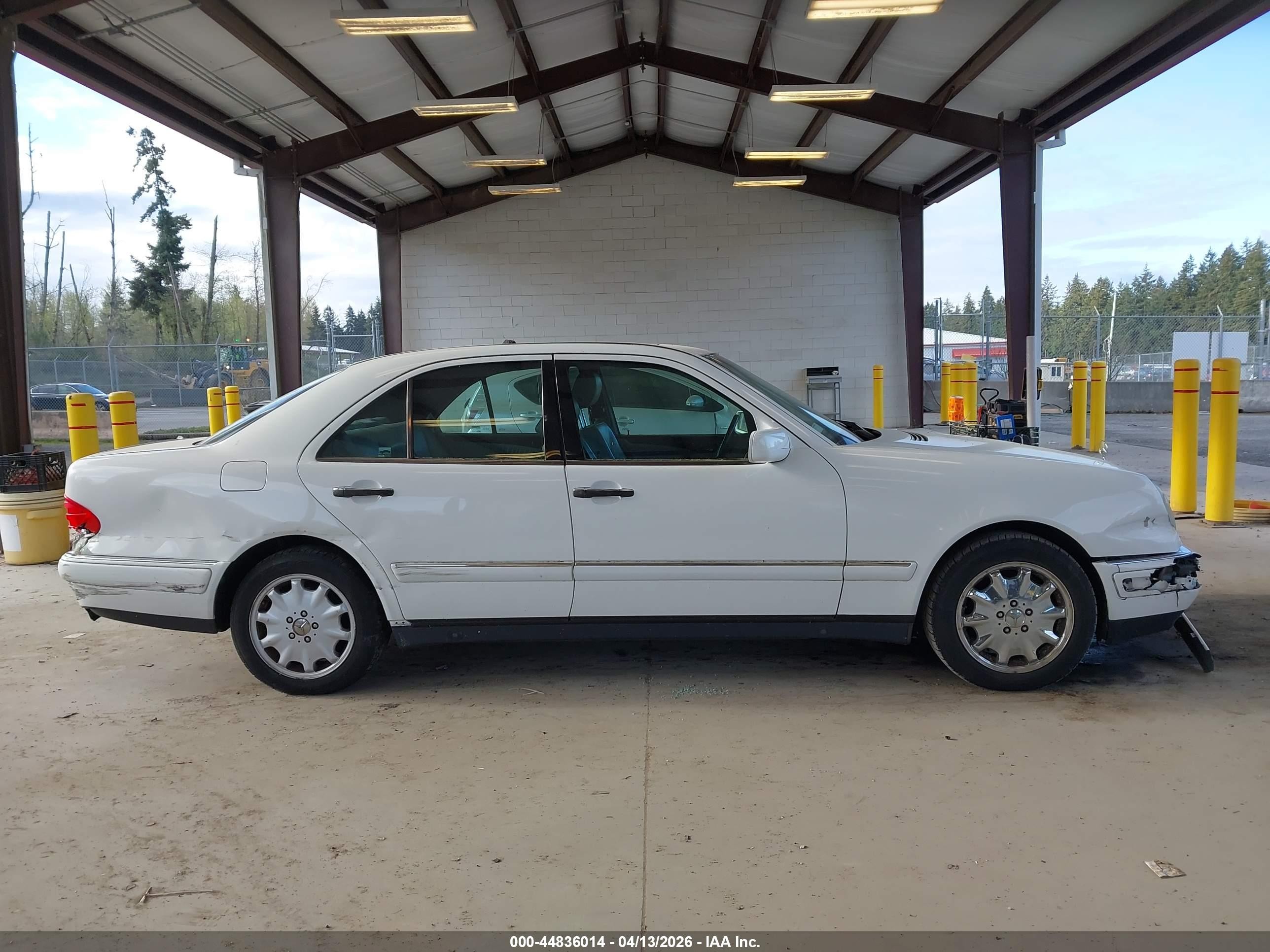 1998 Mercedes-benz E 320   White vin: WDBJF65F3WA507172