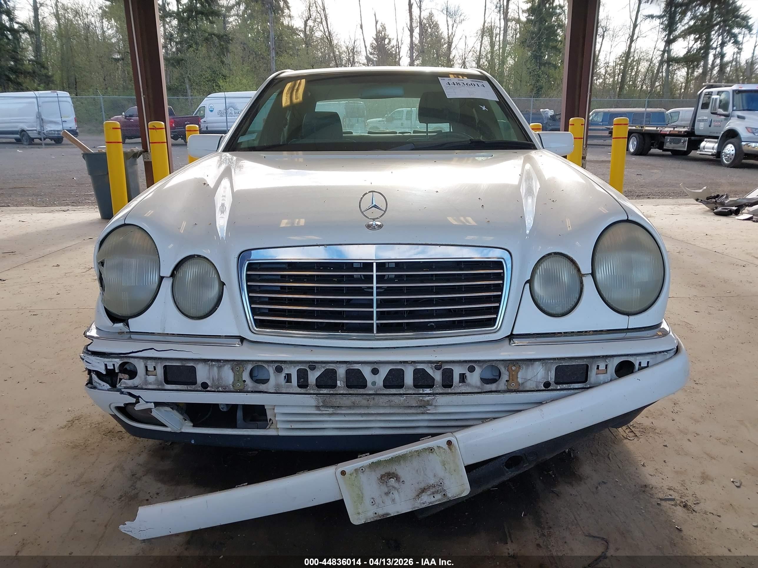 1998 Mercedes-benz E 320   White vin: WDBJF65F3WA507172
