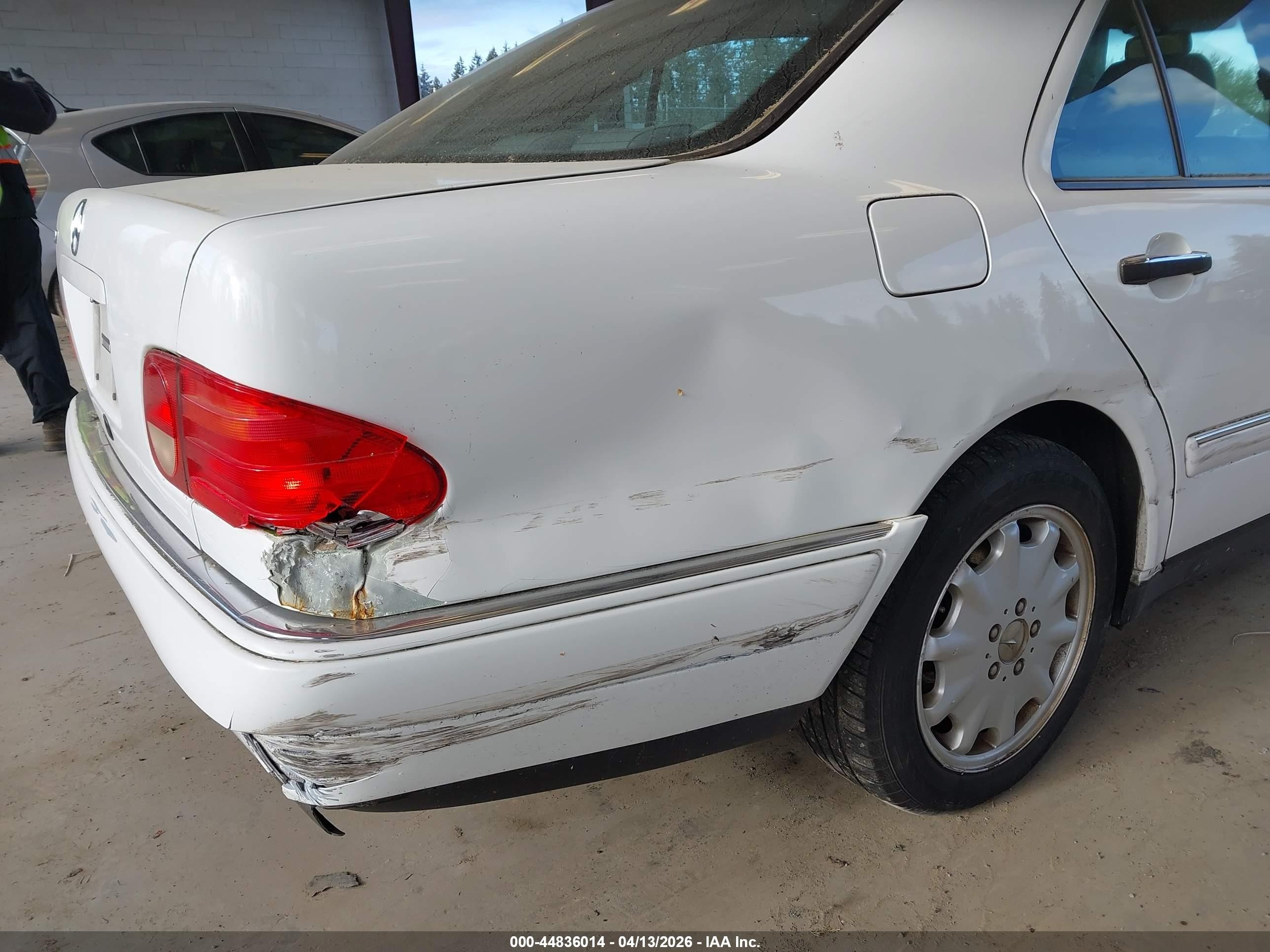 1998 Mercedes-benz E 320   White vin: WDBJF65F3WA507172