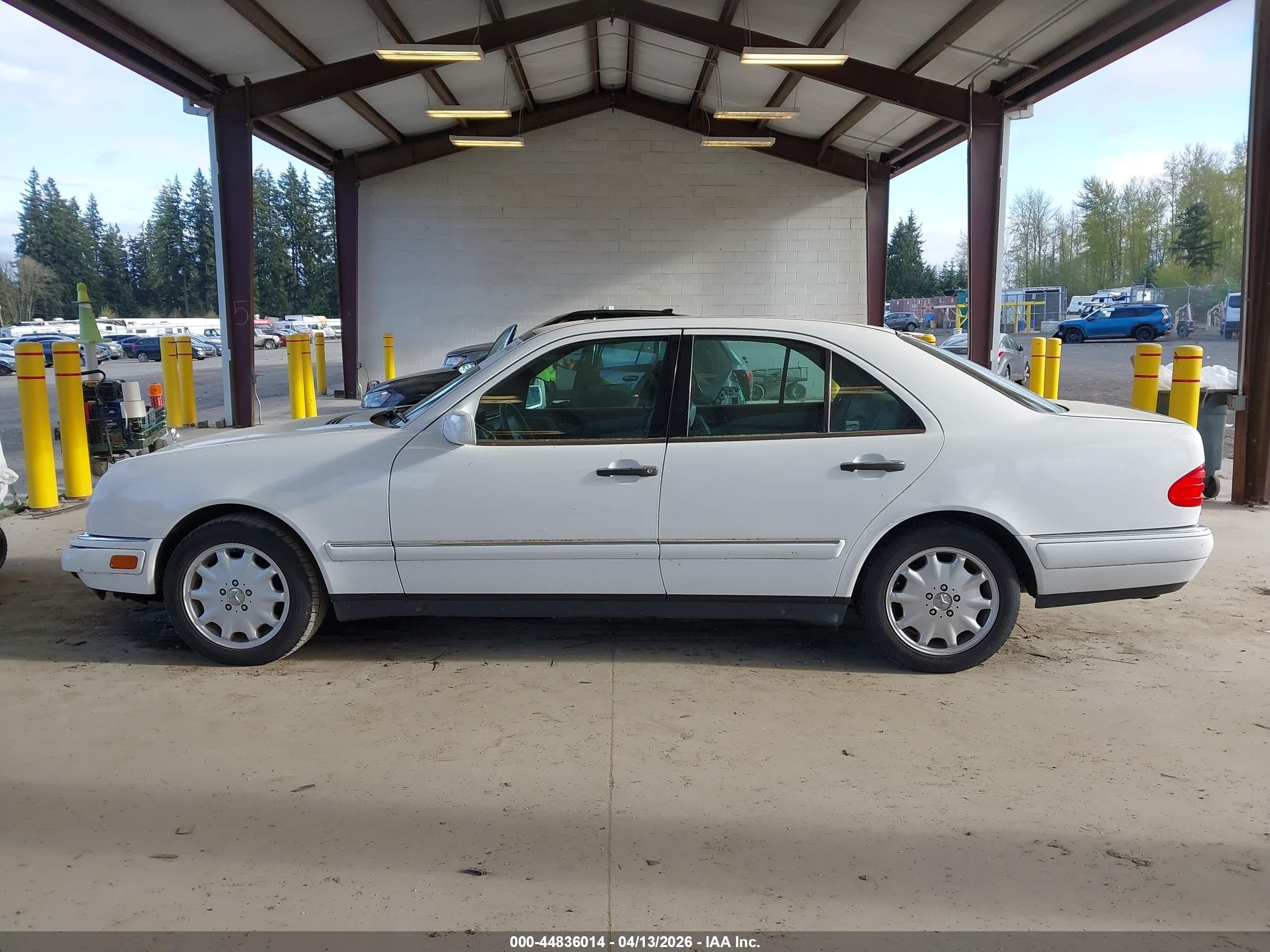 1998 Mercedes-benz E 320   White vin: WDBJF65F3WA507172