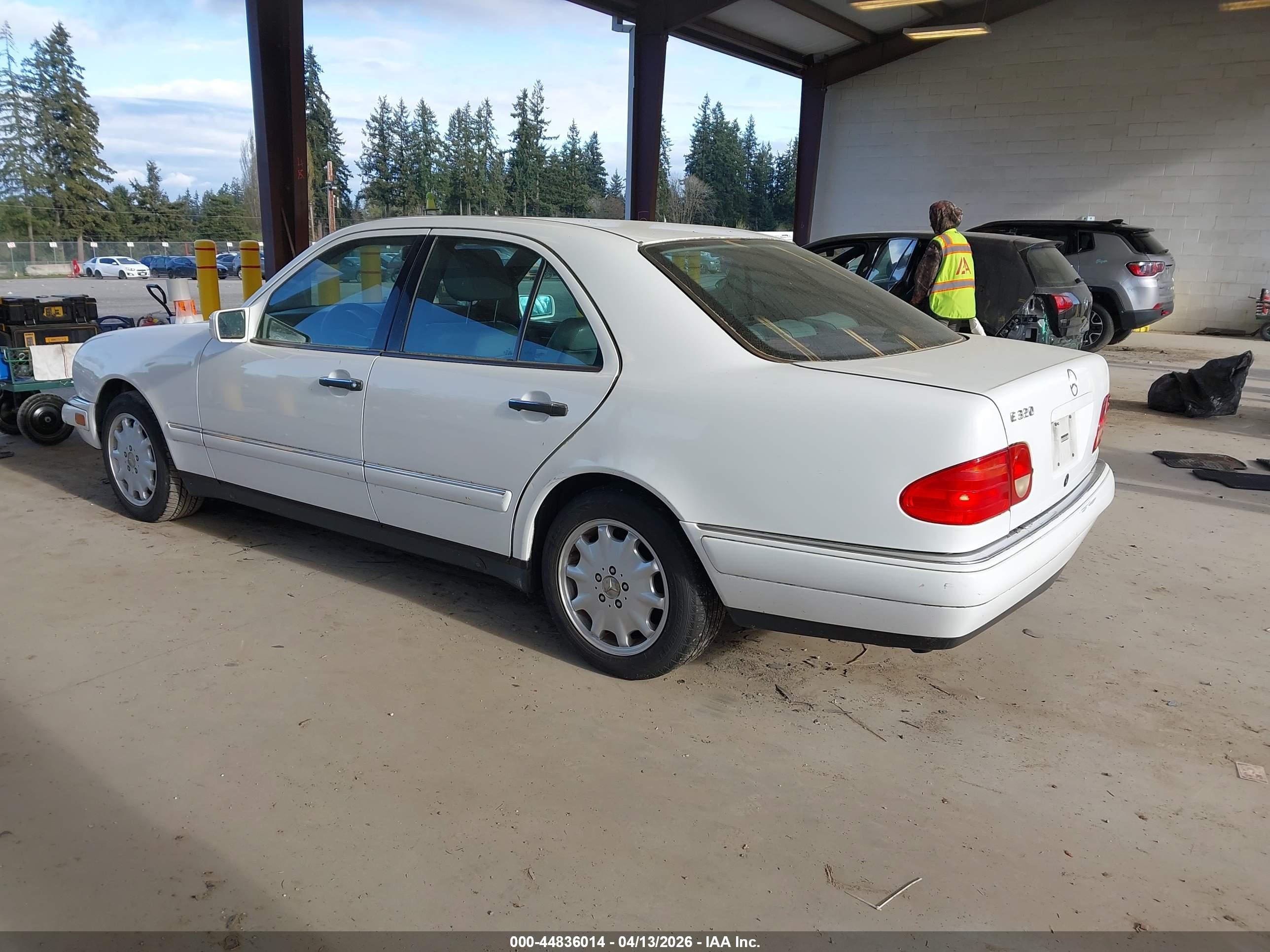 1998 Mercedes-benz E 320   White vin: WDBJF65F3WA507172