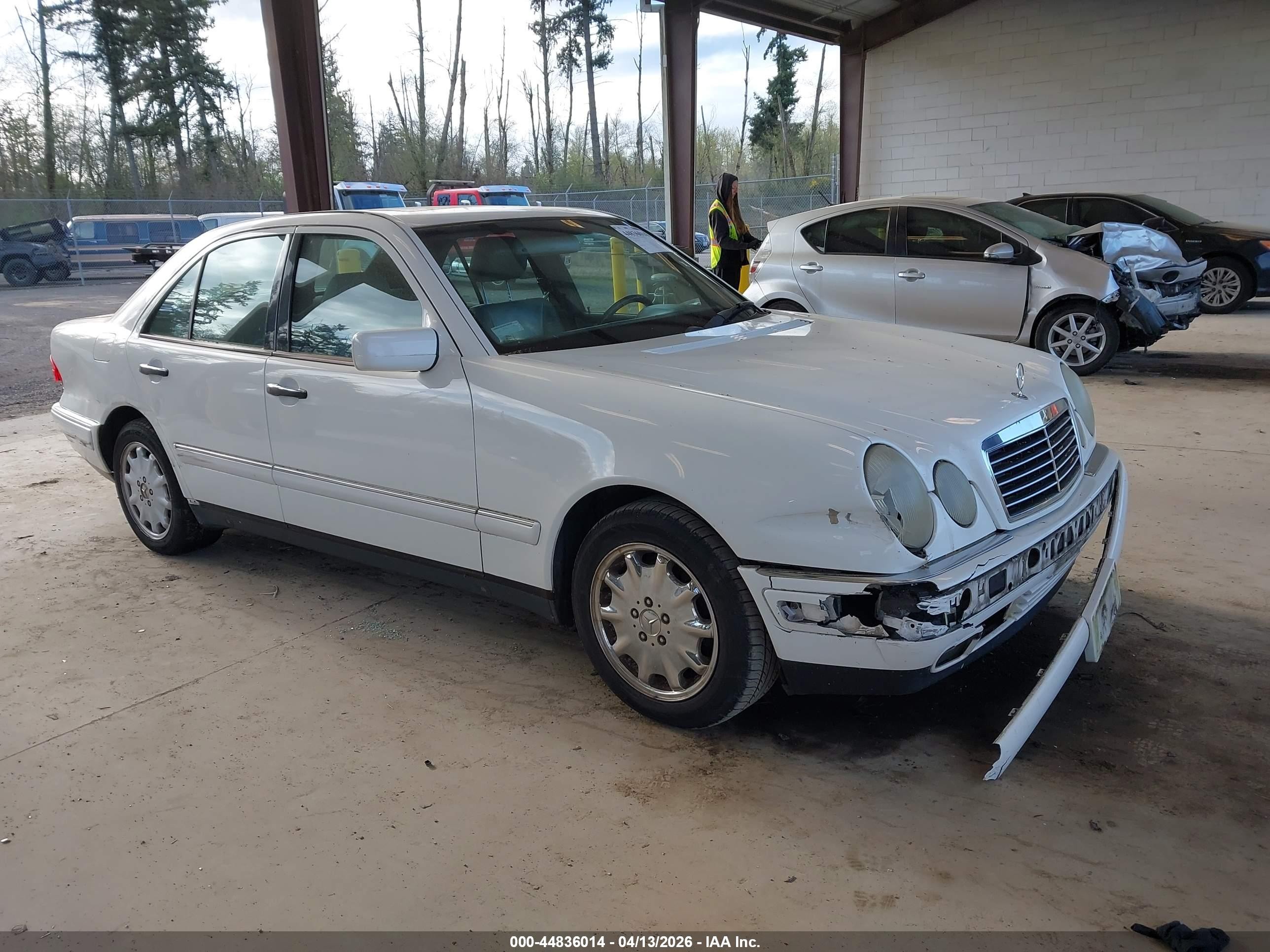 1998 Mercedes-benz E 320   White vin: WDBJF65F3WA507172
