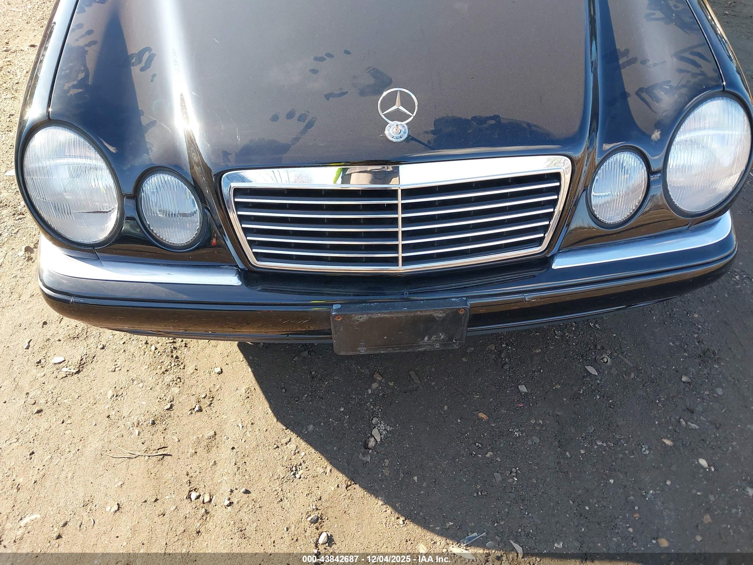 1998 Mercedes-benz E 320   Black vin: WDBJF65F4WA651832
