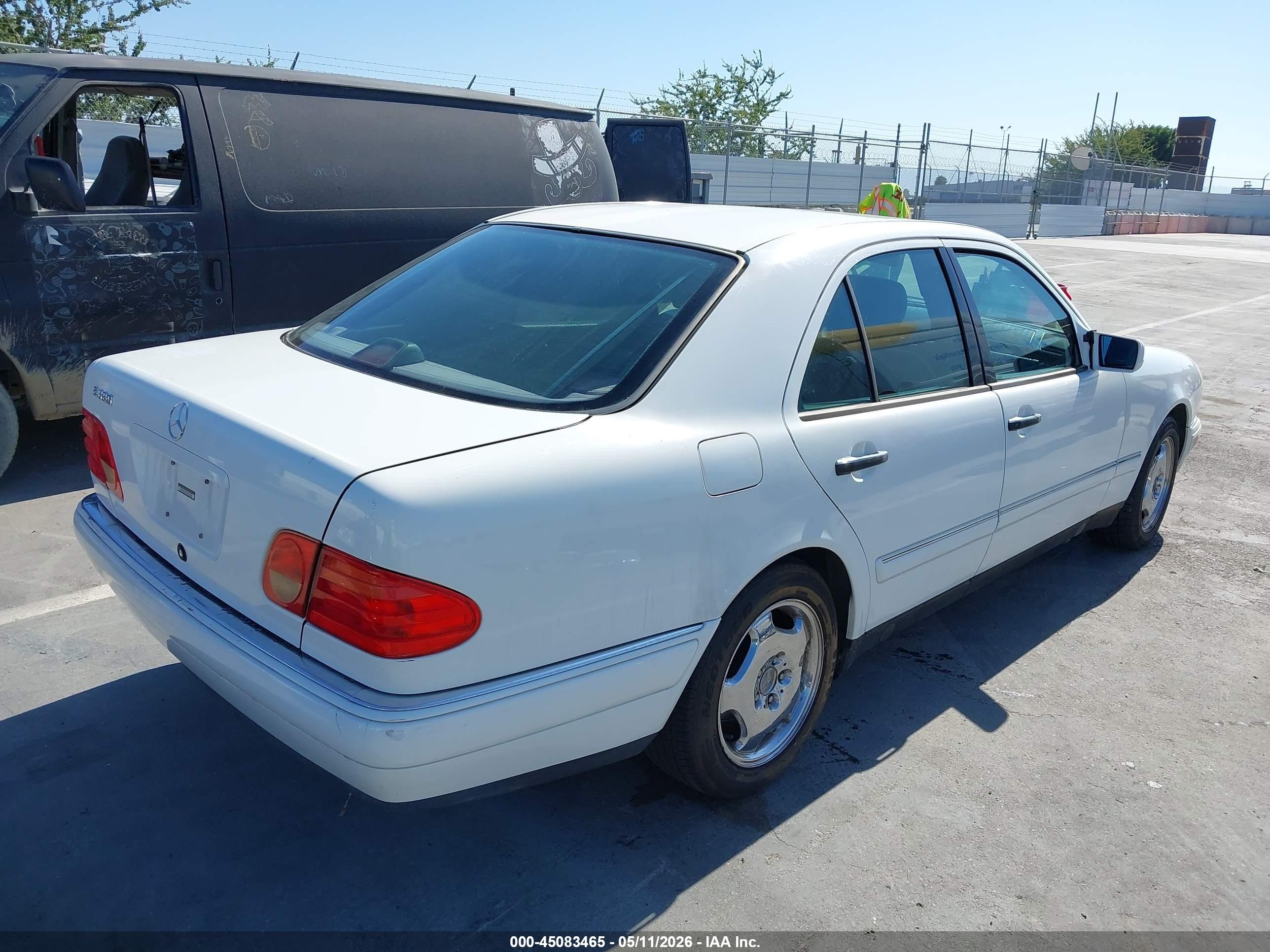 1998 Mercedes-benz E 320   White vin: WDBJF65F5WA549715
