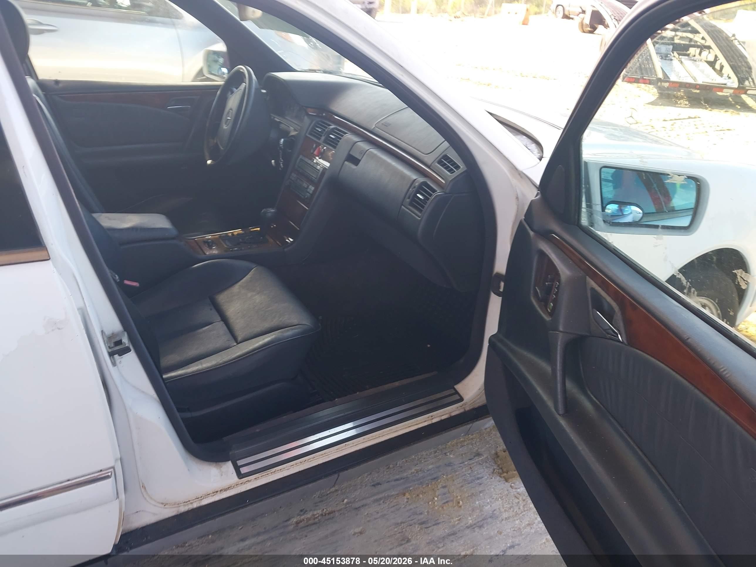 1998 Mercedes-benz E 320   White vin: WDBJF65F5WA629838