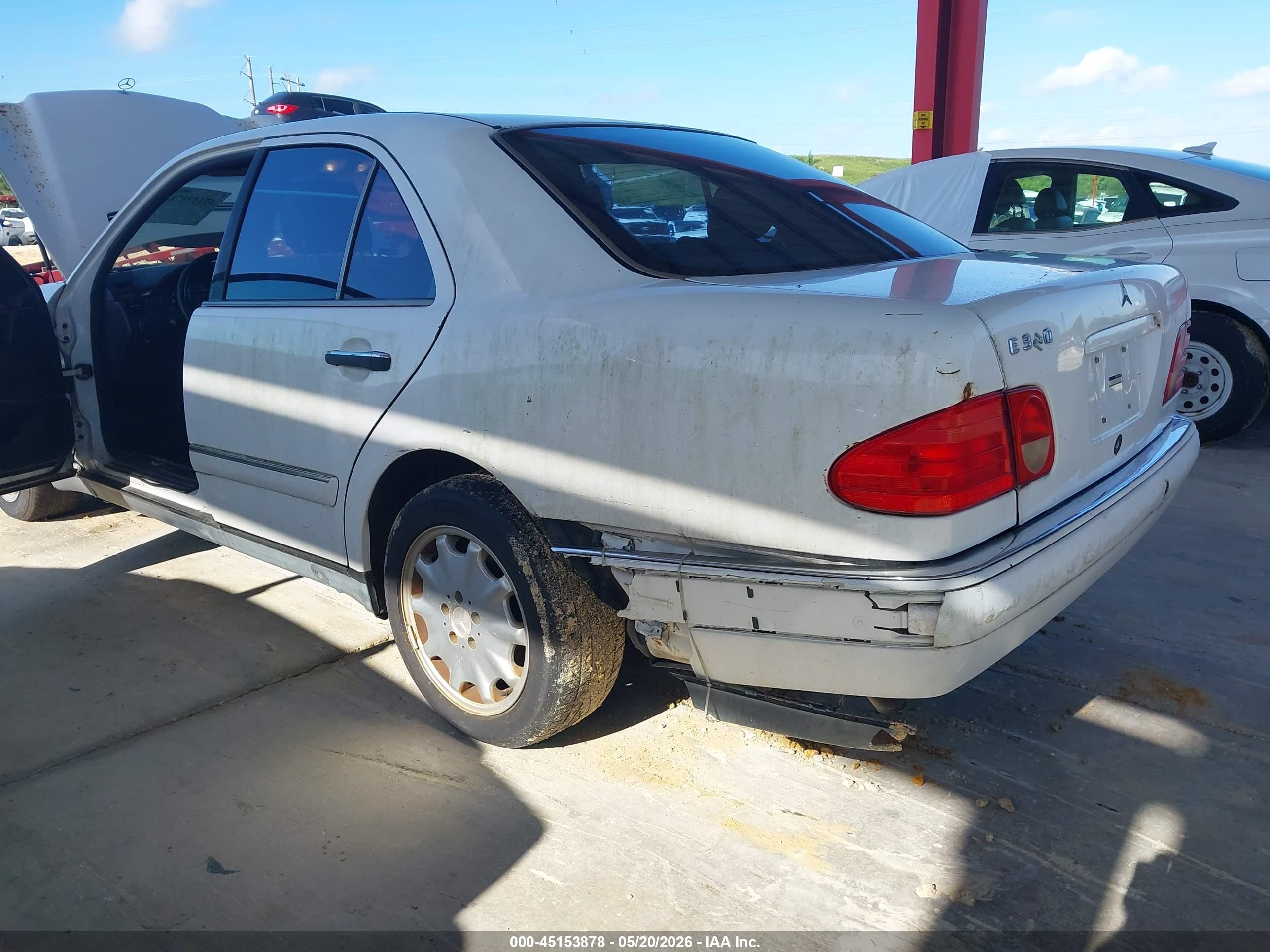 1998 Mercedes-benz E 320   White vin: WDBJF65F5WA629838